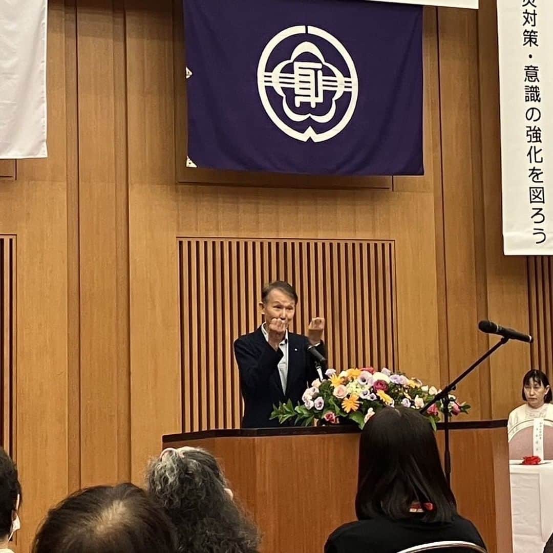 きいちゃんのインスタグラム：「【知事活動報告】 第66回和歌山県身体障害者福祉大会。4年ぶりに対面で開催。西井幸男県障害者連盟会長表彰を受けられた皆さんにお祝いを申し上げます。遅ればせながら、県として「障害者差別解消条例」を制定する手続きに入ったことを報告しました。パブリックコメントをお寄せください。  #和歌山県」