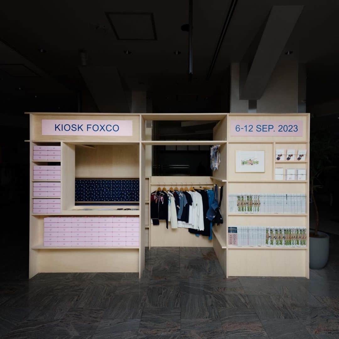 渡邉香織のインスタグラム：「閉店後はおばけいぬたちのKIOSK FOXCO👻みなさまは10:00-20:00の営業時間でお待ちしております☺️私もランダムにはなってしまいますが店頭にいる時間もあります🌹  昨日は設営だったのですが、閉店後の百貨店はとんでもなくカッコよかったです！スタッフさんはみんな目をギラギラと納品を待っていて、ハイエースからはぞろぞろ脚立やダンボール、資材を持ったたっくさんの設営陣がまるでこれから戦かのような熱気でした。(多分リアルに開店時間までとの戦い)  みんな空調の止まった館内で汗だくになりながら、来てくれる人が楽しんでくれるように一生懸命スペースを作っていて、この力に支えられたいつもの楽しい伊勢丹での体験なんだなぁと感動していました。 そしてだからこそおしゃれして行きたくなる場所なんだなぁとも納得でした。 私たちチームも同じ気持ちでみなさんを迎えられたらと思います❤️‍🔥  Photo @kisshomaru  Design @ball_furniture #KIOSKFOXCO」