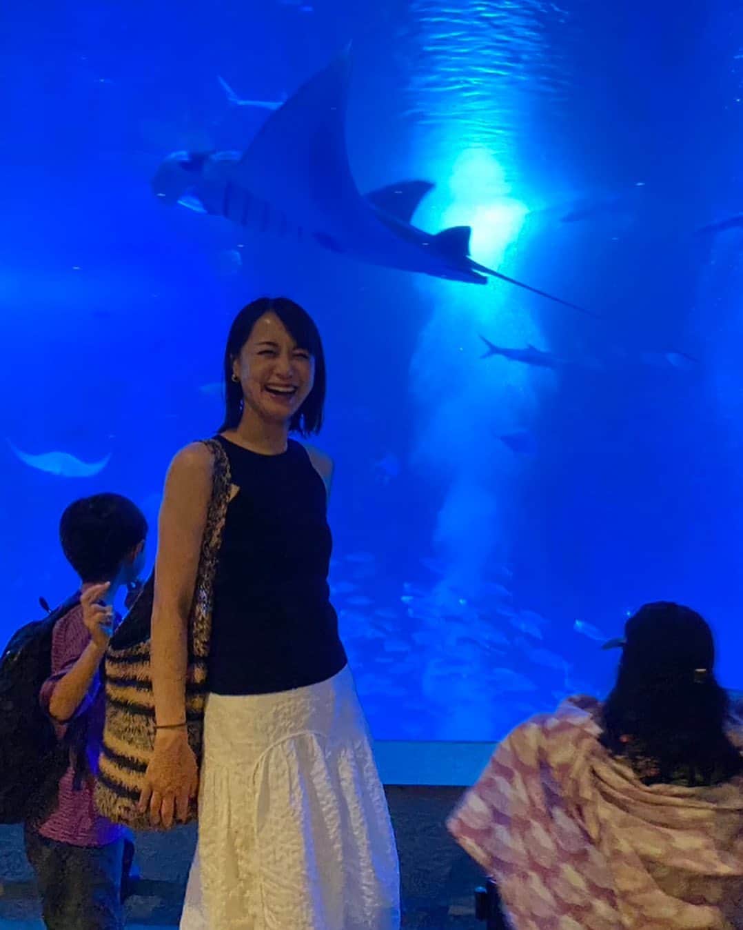 八木麻紗子さんのインスタグラム写真 - (八木麻紗子Instagram)「. 前回の投稿に続いて、沖縄の美ら海水族館にて。 「ジンベエザメととってあげるよ！」と 娘が大切なぬいぐるみを持たせてくれました😊  #美ら海水族館 #子連れ旅行 #夏休み #水族館が好き #aquarium #ブラックマンタ #9年前に来たとき買った思い出のぬいぐるみ」9月6日 16時44分 - yagi_masako
