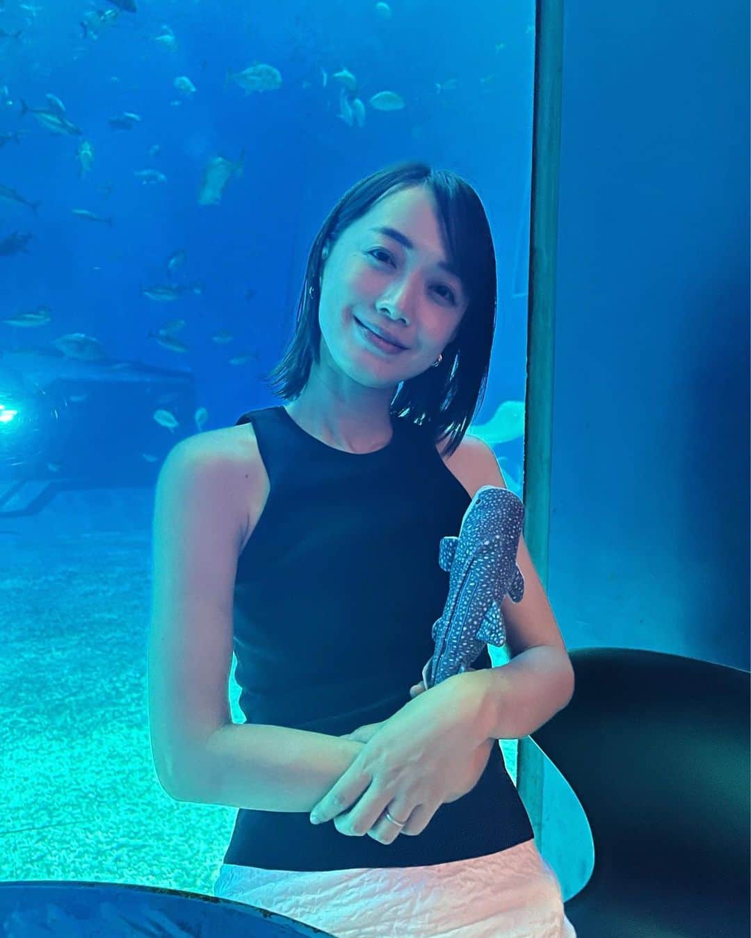 八木麻紗子のインスタグラム：「. 前回の投稿に続いて、沖縄の美ら海水族館にて。 「ジンベエザメととってあげるよ！」と 娘が大切なぬいぐるみを持たせてくれました😊  #美ら海水族館 #子連れ旅行 #夏休み #水族館が好き #aquarium #ブラックマンタ #9年前に来たとき買った思い出のぬいぐるみ」