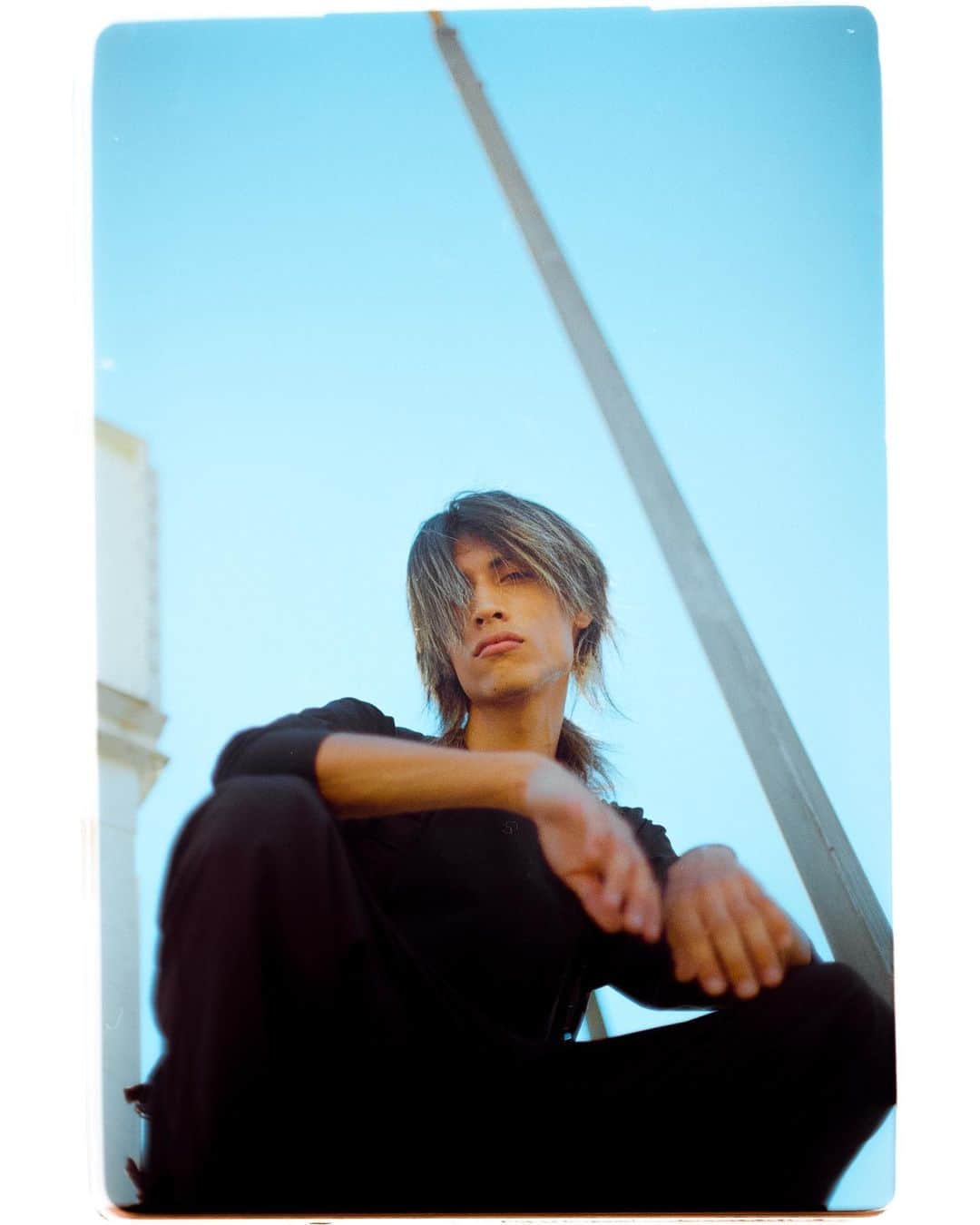 のインスタグラム：「Interview with homarelanka ( @homarelanka )  Q. 自分の作品で一番のお気に入りは？  Sri Run  Q. 最近気になっている人物やプロジェクトとかある？  COVAN君のALBUM  Q. 創作活動に使っているアイテムや機材で、欠かせないものは？  TASCAM TA-1VP AutoTune  Q. クリエイティビティの源は？  出来事  Q. コロナ禍を経て制作時のマインドに変化はあった？  客としてCLUBに行かなくなった  Q. homarelankaさんにとって、名古屋市南区はどんな街？  生まれた場所  Q. homarelankaさんにとって、D.R.C.のメンバーはどんな存在？  家族  Q. ラップではない表現方法で挑戦してみたいことはある？  Beatbox  Q. 最近の活動はどう？  もうすぐEP出ます  Photography : @kuu_12345   音楽動画メディア「lute」によるインタビュー企画「IN TOWN」✍️アーティストやクリエイターのインサイドをストリートから配信📷」