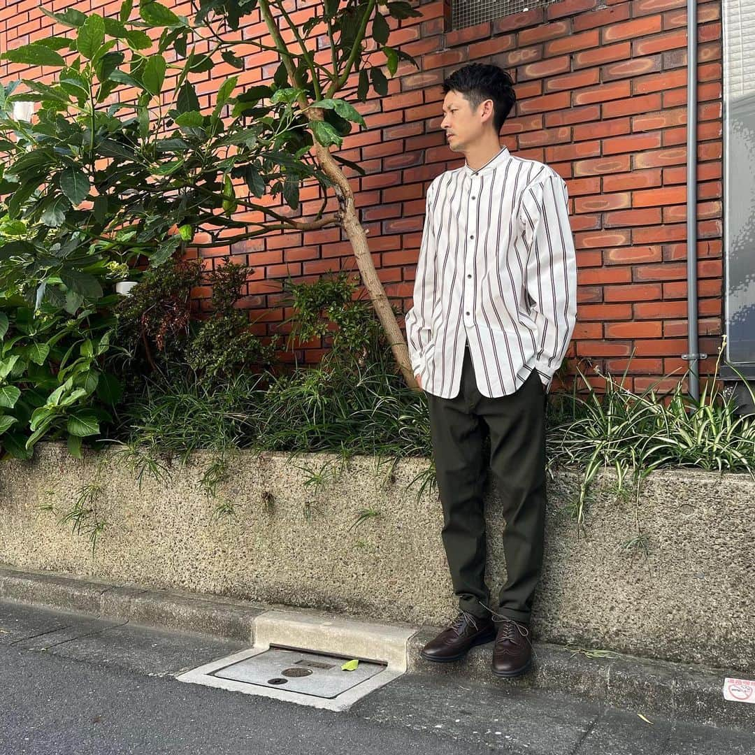 COMME CA COMMUNEさんのインスタグラム写真 - (COMME CA COMMUNEInstagram)「⁡ ⁡ ＼𝐚𝐮𝐭𝐮𝐦𝐧 𝐜𝐨𝐥𝐥𝐞𝐜𝐭𝐢𝐨𝐧／  ロイヤルネイビーのオフィサーシャツをモチーフにした、バンドカラーシャツ👔 途中で途切れる前立てがポイントです。 ⁡ 秋にはこのまま一枚で。 冬になったらインナーとしても活躍👍 @commecacommune_official  ⁡ ⁡ #コムサコミューン #commecacommune #コムサ #コムサイズム #メンズファッション #メンズカジュアル #メンズ服 #メンズコーデ #トラッド #トラッドコーデ #今日の服 #今日のコーデ #今日の服装 #秋ファッション #秋コーデ #秋服 #秋服メンズ #秋服コーデ #秋コーディネート #シンプルコーデ #秋コーデメンズ #ストライプシャツ #ストライプシャツコーデ #バンドカラーシャツ #バンドカラーシャツコーデ #スタンドカラーシャツ #スタンドカラーシャツコーデ #シャツコーデ #シャツ男子 #シャツコーデメンズ」9月6日 16時45分 - commecacommune_official