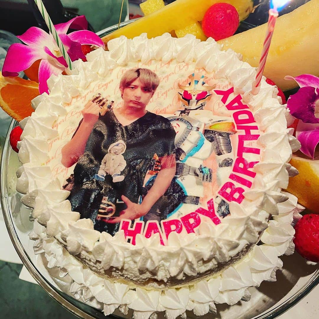 加藤慶祐のインスタグラム：「. 誕生日ケーキをいただきました。 まさかすぎて しかも仮面ライダーイクサ‼️ 嬉しすぎました。 35歳あらためて頑張ります❗️ . #誕生日#35歳#お祝い #ケーキ#シャンパン#テスラ #仮面ライダー#仮面ライダーイクサ #変身#名護啓介」