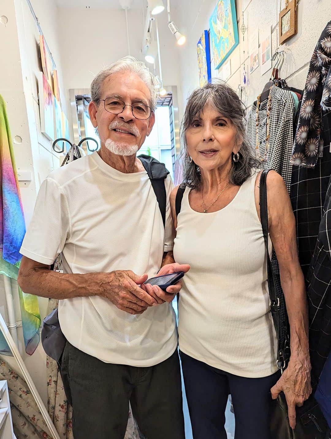 平井富子のインスタグラム：「A nice American couple appears！  ツーソンからTeresaさんとMartinさんがご来店！  Teresaさんは、Tucson Desert Harmonyのsingerとか。素晴らしい〜  麻の葉柴犬トートバッグを気に入って頂きました。麻の葉デザインがキレイです！  京都に観光予定。日本の秋をお楽しみ下さい。」