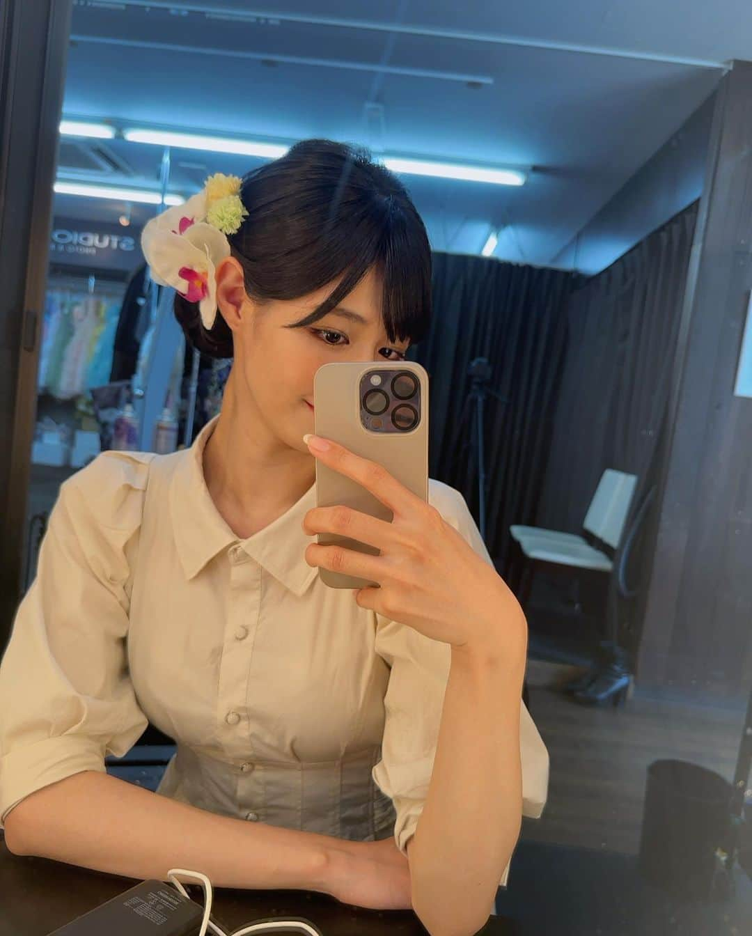 岩間夏美さんのインスタグラム写真 - (岩間夏美Instagram)「. . 振袖撮影👘✨  スタジオマックス上尾店さんに 行ってきました😊  友だちと一緒に撮影してもらった データはまた別の機会に載せます！ スタッフさんと友だちと私の 楽しそうな撮影風景動画は9枚目をみてね♪  撮影を終えてスタジオマックスさんの 嬉しいポイントをご紹介💐 ＊振袖選びからヘアメイク・撮影まで 1ヶ所でできるのでスムーズ！  ＊Sサイズ〜3Lサイズまで 振袖のサイズ展開が豊富！  ＊振袖や髪型・メイクまで スタッフさんが丁寧に相談にのってくれて 要望を叶えてくれる！  ＊優しくて楽しいスタッフさんがばかりで 撮影中は自然に笑顔に♪ 楽しすぎて大爆笑してるデータが いっぱいあった🤣笑  ＊成人式当日に 振袖レンタルをするお客様は 前撮り記念写真2枚1組が 無料で付いてくる！ (グレードアップもOK♪)  自分に合う振袖や髪がわからなくても 逆にしっかりこだわりたい方も 撮影に慣れてなくても まるっとお任せできて安心🙆‍♀️  心強いスタジオさんの詳細は🔽 ———————————————  STUDIO MAX 上尾店様 @studiomax.ageo_official TEL:048-777-7400 営業時間:10:00~19:00 定休日:水曜，第1第3木曜 ———————————————  成人式の前撮りももちろん 七五三や結婚式などの 大事な記念日の撮影もできるみたいなので 気になる方はぜひ行ってみてね☺️ . . . . .  PR #振袖撮影 #和服撮影 #レンタル振袖 #振袖ヘアメイク #撮影データ #振袖レンタル #上尾振袖 #スタジオマックス #上尾市成人式 #埼玉振袖レンタル #上尾市振袖レンタル #埼玉振袖 #ドライフラワースワッグ」9月6日 18時00分 - iwama_natsumi