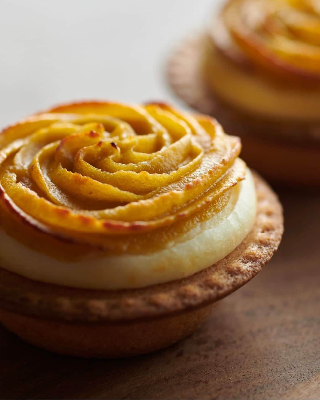 BAKE CHEESE TART OFFICIALのインスタグラム：「「焼きたてチーズタルト 安納芋スイートポテト」  秋といえば、 芋・栗・かぼちゃを使ったスイーツ🍁  秋の新商品第一弾として 「焼きたてチーズタルト 安納芋スイートポテト」と 「焼きたてチーズタルト パンプキン」が登場。  ┈┈┈┈┈┈┈┈ 🍁Happy Autumn Cheese Tart Fair🍁  9/1(金) 〜 🍠安納芋スイートポテト 🎃パンプキン  10/1(日) 〜 🌰モンブラン  10/15(日) 〜 🍠紫芋 ┈┈┈┈┈┈┈┈  ※ 紫芋はサクラマチ熊本店・アミュプラザ鹿児島店は販売対象外となります。 ※ 全商品売り切れ次第終了  #ベイクチーズタルト #bakecheesetart #チーズタルト専門店 #チーズタルト #チーズ #チーズケーキ #安納芋 #スイートポテト #さつまいもスイーツ #モンブラン #かぼちゃスイーツ」
