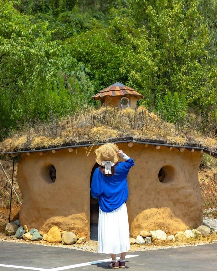 和みわかやまのインスタグラム：「. おしゃれなカフェやベーカリーの激戦区でもある紀美野町に、メルヘンな土の小屋ができたようです😲近くに行かれた際は、是非立ち寄ってみてください！  📷：@hajime.sakamoto 📍：和歌山市近郊エリア 紀美野町  和歌山の写真に #nagomi_wakayama のハッシュタグをつけて投稿いただくと、その中から素敵な写真をリポストします😉 . . . #和歌山 #和歌山観光 #和歌山旅行 #わかやま #和みわかやま #wakayama #wakayamajapan #wakayamatrip #wakayamatravel #nagomi_wakayama #wakayamagram #紀美野町 #カフェ #ベーカリー #土の小屋 #メルヘン #cafe #kiminotown #bakery #architecture #旅行 #国内旅行 #旅行好きな人と繋がりたい #観光 #travel #trip #travelgram #japan #travelphotography」