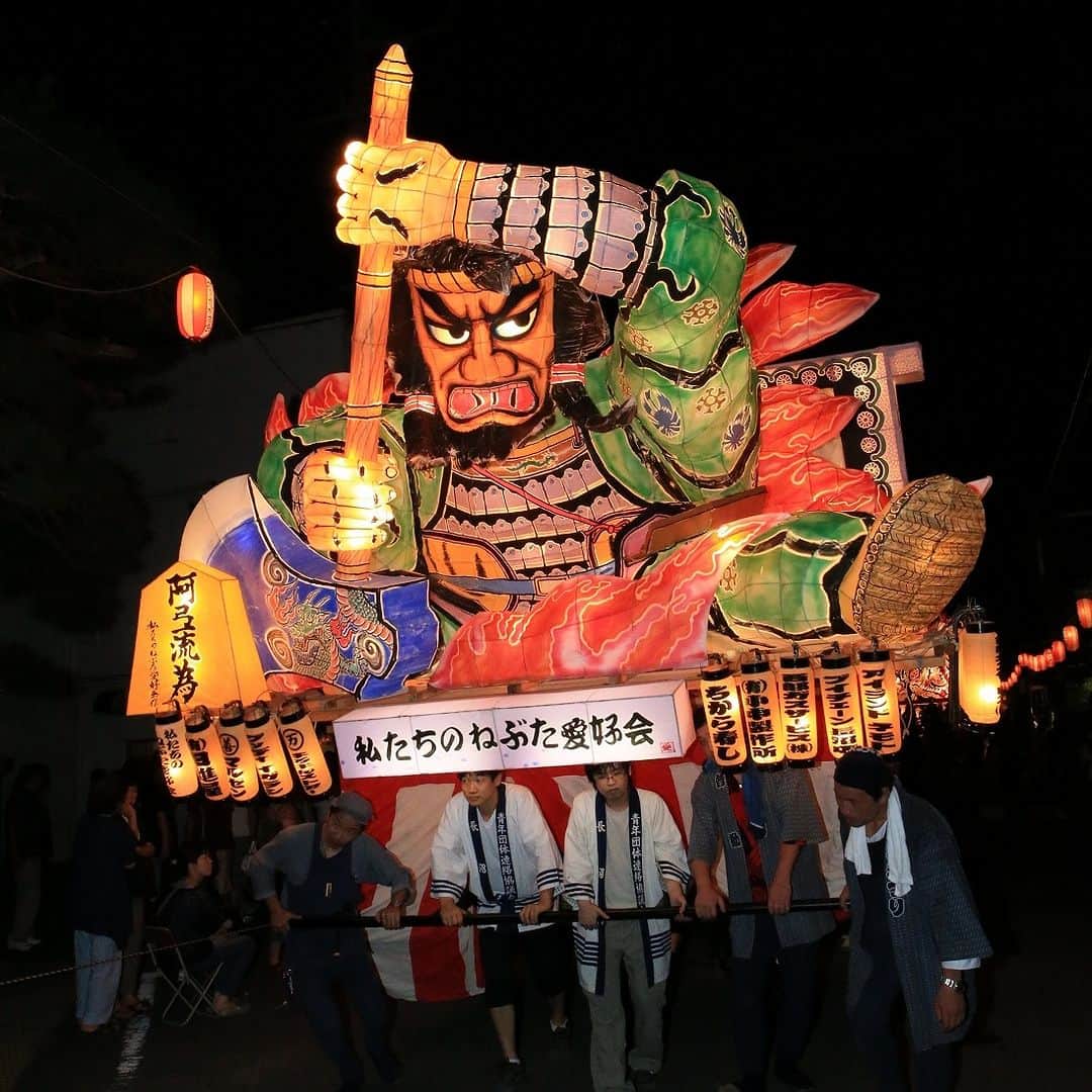 福島県さんのインスタグラム写真 - (福島県Instagram)「【長沼まつり】  須賀川市で開催される「長沼まつり」は昭和60年から始まったお祭りです。祭りでは長沼音頭の踊り流しや子供みこし、威勢よく飛び跳ねる「ハネト」たち、さらには迫力あるよさこい踊りが祭りを盛り上げます。  そして、何と言っても注目なのが大小さまざまで色鮮やかなねぶたやねぷた。これらは全て地元の人々によって手作りされ、須賀川市の夜を幻想的な世界へと一変させます。  今年の開催日は9月9日（土）です。（荒天の場合は、9月10日（日）に順延されます）  ※写真は過去に撮影したものです。  #長沼まつり #ねぶた #ねぷた #須賀川市 #福島県 #sukagawacity #fukushima #RealizeFukushima #NotADreamFukushima #ひとつひとつ実現するふくしま」9月6日 17時00分 - realize_fukushima