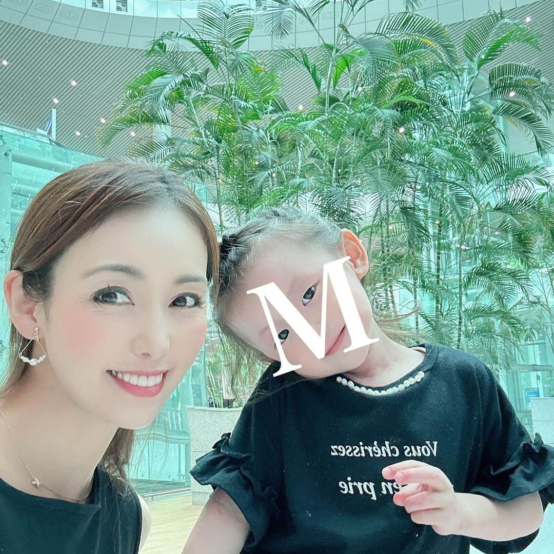 澤野井香里のインスタグラム：「4年ぶりの#海外旅行 ✈️  最初はプーケット🇹🇭に行くつもりが乗継♻️のハードさに断念して、結果大阪から2時間で着く近場にして正解☺️  Mは初めての韓国🇰🇷✨ Sは2歳の頃に釜山へ行ったぶりで、ソウルは初めて＾＾  楽しい思い出たくさんできますように♡  #ks_23✨ #ks_🇰🇷✨ #海外旅行 #家族旅行 #韓国旅行 #韓国 #空港 #仁川空港 #ソウル #こどもとおでかけ #関西ママ #京都ママ #男の子ママ #女の子ママ #ママライフ #ママリ #コドモノ  #7歳 #4歳 #👦🏻👧🏻 #S⭐️_ #M🍒_  #s⭐️m🍒 #korea #seoul #🇰🇷」