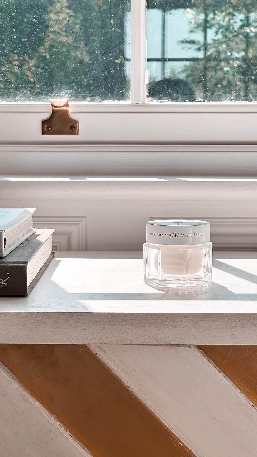 ビクトリアのインスタグラム：「A product that does exactly what it promises. {ad} The new @charlottetilburyskincare Magic Water Cream - to drench, revive, boost, plump and hydrate the skin to the maximum. In just 28 seconds the skin looks refreshed and smoothed, and the results speak for themselves. @charlottetilbury #MagicWaterCream」
