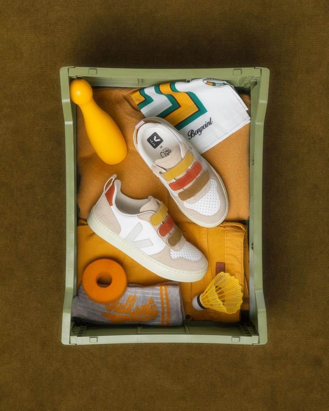 bonpointのインスタグラム：「VEJA & @bonpoint team up for a second collaboration to design three new styles for kids.  Available online and in store now!  #veja #Bonpoint #vejakids #VejaxBonpoint」