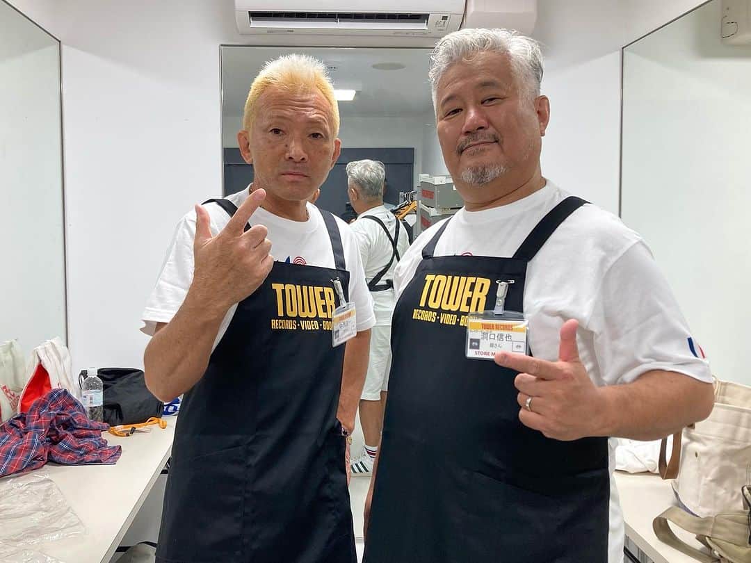 クレイジーケンバンド【公式】のインスタグラム：「タワレコ横浜ビブレ店 金さん銀さん半日店長出勤いたしました！ よろしくお願いいたします！ #クレイジーケンバンド #金さん銀さんチャンネル」