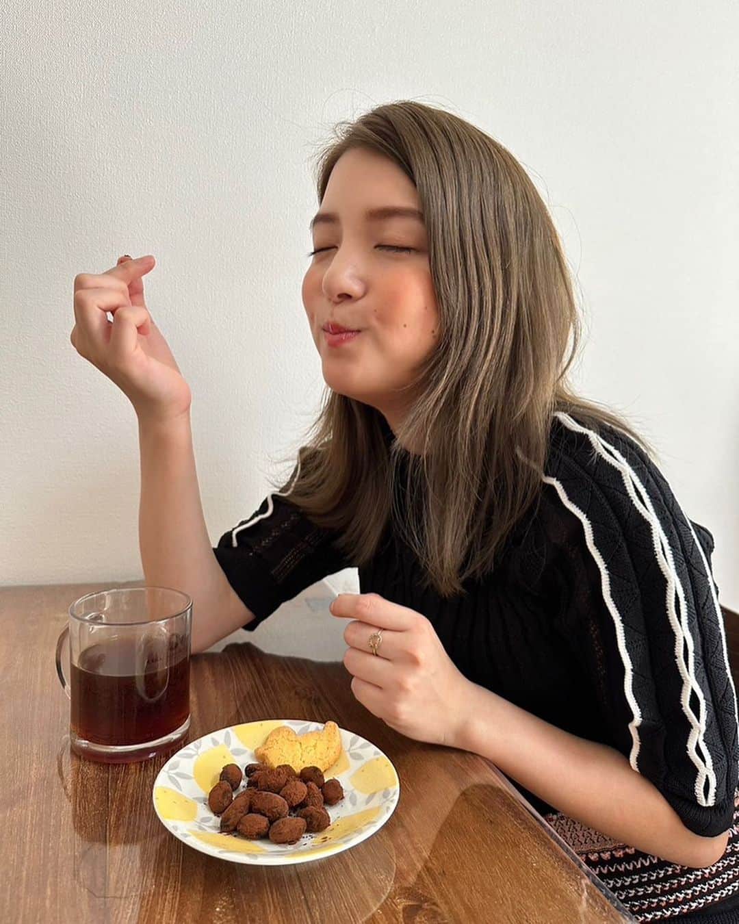川島海荷さんのインスタグラム写真 - (川島海荷Instagram)「わたし、おせちでは黒豆を爆食いするくらい黒豆が大好きで、 今回フジッコさんの黒豆で簡単スイーツを作ってみた☺️  といっても黒豆にココアをまぶしただけ。ただこれがコーヒーに合う！！！ヘルシーだし、栄養たっぷりだし、この優しい甘さがたまらん。みなさんも是非やってみてね😘  いまフジッコさんが取り組まれている、毎日お豆を摂り入れて健康になろうという EverydayBeans！ 私も積極的に摂るようにしています。  @everydaybeans_fujicco #everydaybeans #フジッコ #PR」9月6日 17時07分 - umika_kawashima