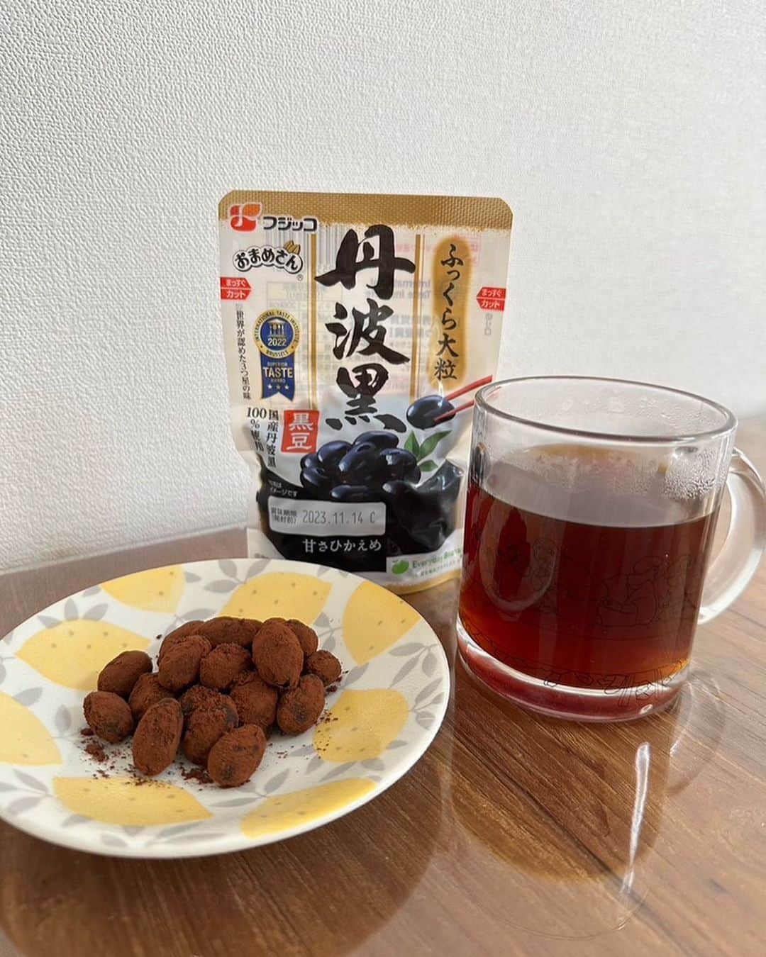 川島海荷さんのインスタグラム写真 - (川島海荷Instagram)「わたし、おせちでは黒豆を爆食いするくらい黒豆が大好きで、 今回フジッコさんの黒豆で簡単スイーツを作ってみた☺️  といっても黒豆にココアをまぶしただけ。ただこれがコーヒーに合う！！！ヘルシーだし、栄養たっぷりだし、この優しい甘さがたまらん。みなさんも是非やってみてね😘  いまフジッコさんが取り組まれている、毎日お豆を摂り入れて健康になろうという EverydayBeans！ 私も積極的に摂るようにしています。  @everydaybeans_fujicco #everydaybeans #フジッコ #PR」9月6日 17時07分 - umika_kawashima