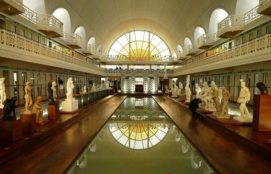 フランス大使館のインスタグラム：「🇫🇷で是非訪れてほしい美術館の1つはラ・ピシーヌ工芸美術館🏊‍♀️🏊‍♂️その名前の通り、1932年にプールとして建設された建物を改築し、2001年に美術館としてオープンしました✨19世紀-20世紀の工芸品、繊維産業に関するコレクションだけではなくピカややシャガールの作品まで集められた唯一無二の美術館です。」