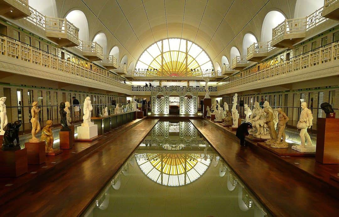 のインスタグラム：「🇫🇷で是非訪れてほしい美術館の1つはラ・ピシーヌ工芸美術館🏊‍♀️🏊‍♂️その名前の通り、1932年にプールとして建設された建物を改築し、2001年に美術館としてオープンしました✨19世紀-20世紀の工芸品、繊維産業に関するコレクションだけではなくピカややシャガールの作品まで集められた唯一無二の美術館です。」