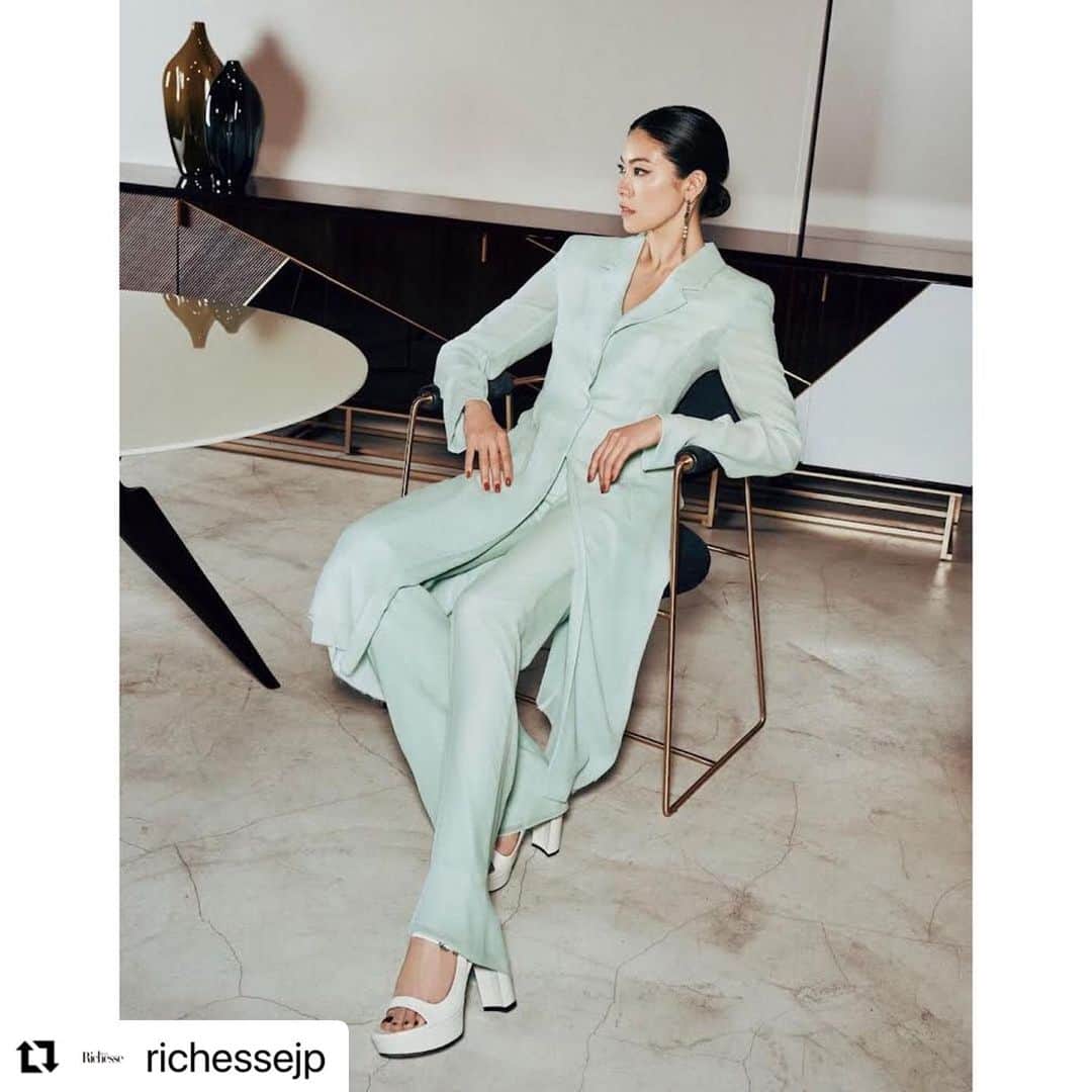Baxter Japan / バクスター ジャパンのインスタグラム：「Baxter Tokyo にて撮影いただきました。  #baxter #baxterjapan #バクスター  #インテリア  #Repost @richessejp with @use.repost ・・・ 巡りゆく季節を、新しいモードで  ようやく当たり前の日常が戻り、さまざまな社交も本格的に復活。おしゃれをして華やぐことが、いかに貴重かを知ったからこそ、一期一会の機会を自分らしい装いで満喫したいものです。そこで本日は、ジバンシィのフォールコレクションから、残暑の時期にも爽やかな社交服をご提案します。  シフォンを重ねた軽やかなセットアップ  爽やかなミントグリーンに惹かれるセットアップは、ジバンシィのフォールコレクションから。ショルダーにポイントをおいた構築的なジャケットながら、シフォンを重ねた繊細な素材使いで軽やかに見せています。白のシューズやシルバーのアクセサリーでクールにまとめて。まだ暑さの残る時期に見た目にも涼しげな印象を与える一着。  ジャケット￥737,000［参考価格］ パンツ￥323,400 靴￥170,500［参考価格］ ピアス￥74,800（すべてGivenchy／ジバンシィ ジャパン）  お問い合わせ先／ジバンシィ ジャパン tel.0120-218-025    初出：リシェスNo.44　2023年6月28日発売 Photograph / Seiji Fujimori @seijifujimori  Hair / Kenshin for EPO LABO @kenshinasano  Makeup / Yuka Washizu（beauty direction）@yuka_washizu Styling,Text & Editing / Hiroko Koizumi @hiroko_giovanna_koizumi  Model / Hikari Mori @hikari  Special Thanks / Baxter Tokyo @baxter_japan  Editing(Instagram) / Richesse  @givenchy  #givenchy #ジバンシィ #Richesse #リシェス」