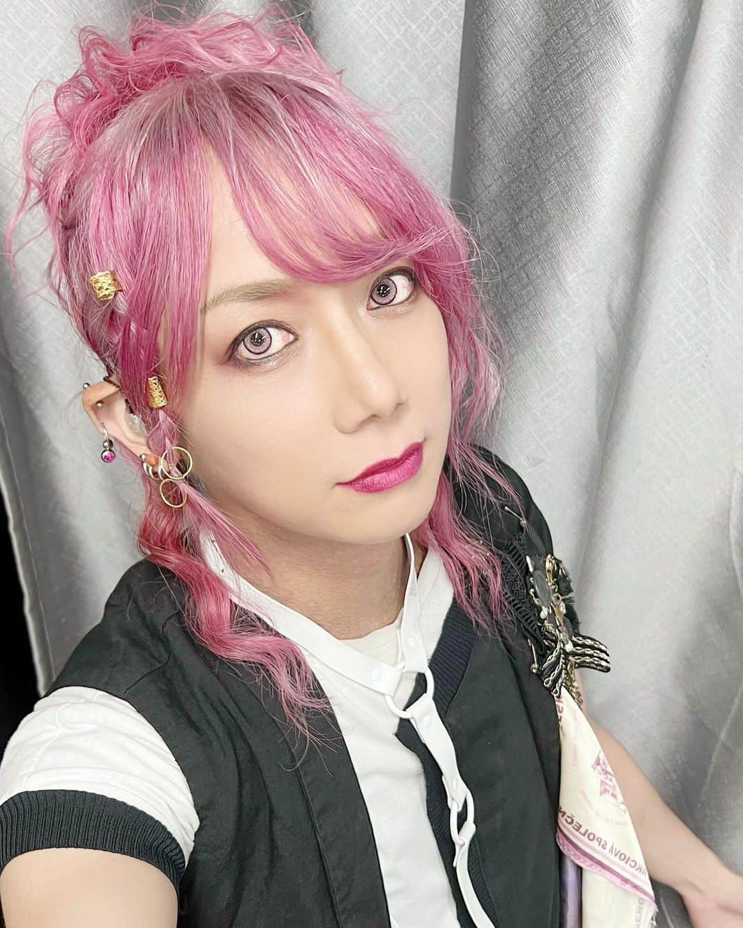 靖乃のインスタグラム：「昨日のライブもみんなありがとう🎵 OLD CIRCUSに感謝✨🙏🏼✨ 桐ちゃんとも一緒に撮れて良かった  我々は9/24(日)に二万電圧でワンマンライブです🌹  #靖乃 #ハイダンシークドロシー #淡路島 #ピン毛」