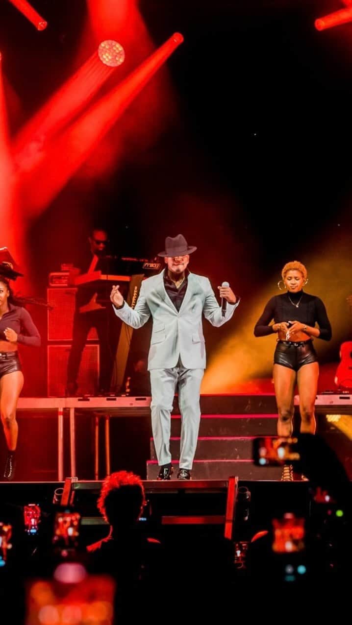 NE-YOのインスタグラム：「30K fans singing along to every song--word for word! Thank you Gatineau! 🖤 Brazil, I know y'all been patiently waiting. It's ALMOST TIME! 🇧🇷  🎥: @christianngilchrist」