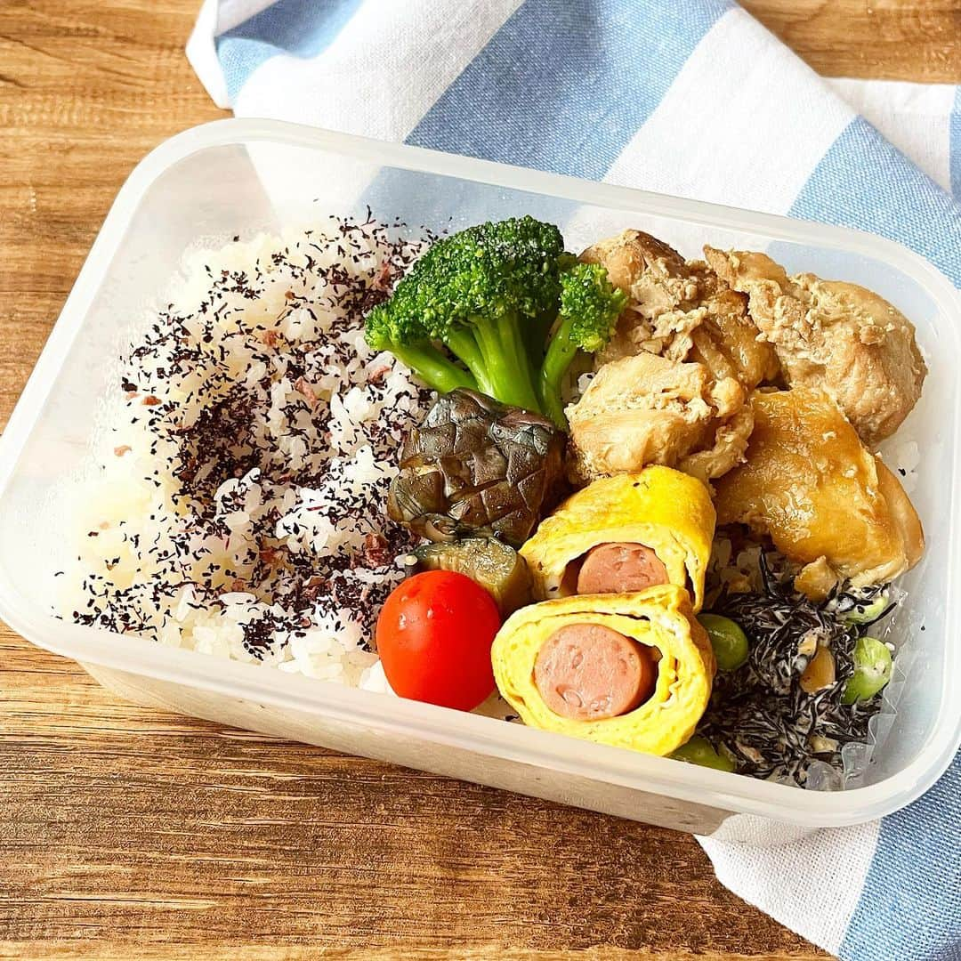 金子あきこのインスタグラム：「おはようございます☀️ #お弁当 #鶏肉の照り煮 ←炊飯器レシピ #ウインナー入り卵焼き #ひじきと枝豆の豆味噌マヨ和え #焼き茄子 ・ ・ ・ 鶏肉の照り煮は炊飯器で作りました。 保温しておけば、テリテリ煮なります✨ レシピは動画で紹介しますー (これから作るよん♪) ・ ・ ・ #高校生弁当#男子弁当#タッパー弁当#手作り#野球#食トレ#段取り#作り置き#冷凍保存 #時短レシピ#ほったらかしレシピ#炊飯器#炊飯器レシピ#食べ物で身体は作られる#健康#食物繊維#腸活#ダイエット#免疫力アップ#管理栄養士#レシピ開発#料理家#節約美容料理研究家#船橋」