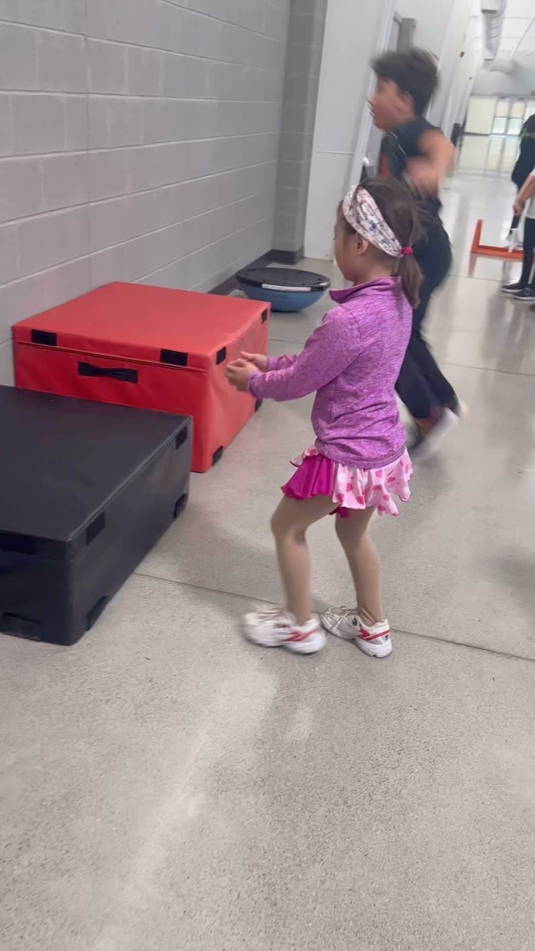 メーガン・デュアメルのインスタグラム：「Tuesday with my littles (and Aria 😉)   Love working with these kids towards their on ice goals!   @skateoakville #figureskating #officetraining #axel #jump」