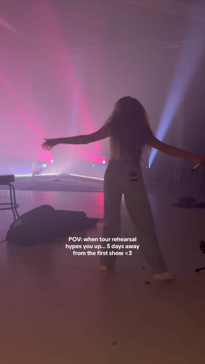 のインスタグラム：「if i’m seeing you on tour…YOU’RE AMAZING SWEETIE」