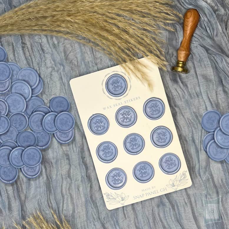Ŝ Ŋ Ą Ƥ☻Ƥ Ą Ŋ Ĕ Ĺ?Ğ Ƕ SMMのインスタグラム：「. Seal Your Love with Elegance💌 . Discover the Enchanting Dusty Blue Wax Seals for Wedding Invitations – A Card of 10 Seals Await Your Special Day 💙✉️ #WeddingSeals #ElegantInvitations #LoveInEveryDetail . . . #envlopeghana #invitationghana #makingsmileyfaces #weddinginvitationghana #weddingstationeryghana . #weddingsignghana #sealingwaxghana #ghanagiftshop」