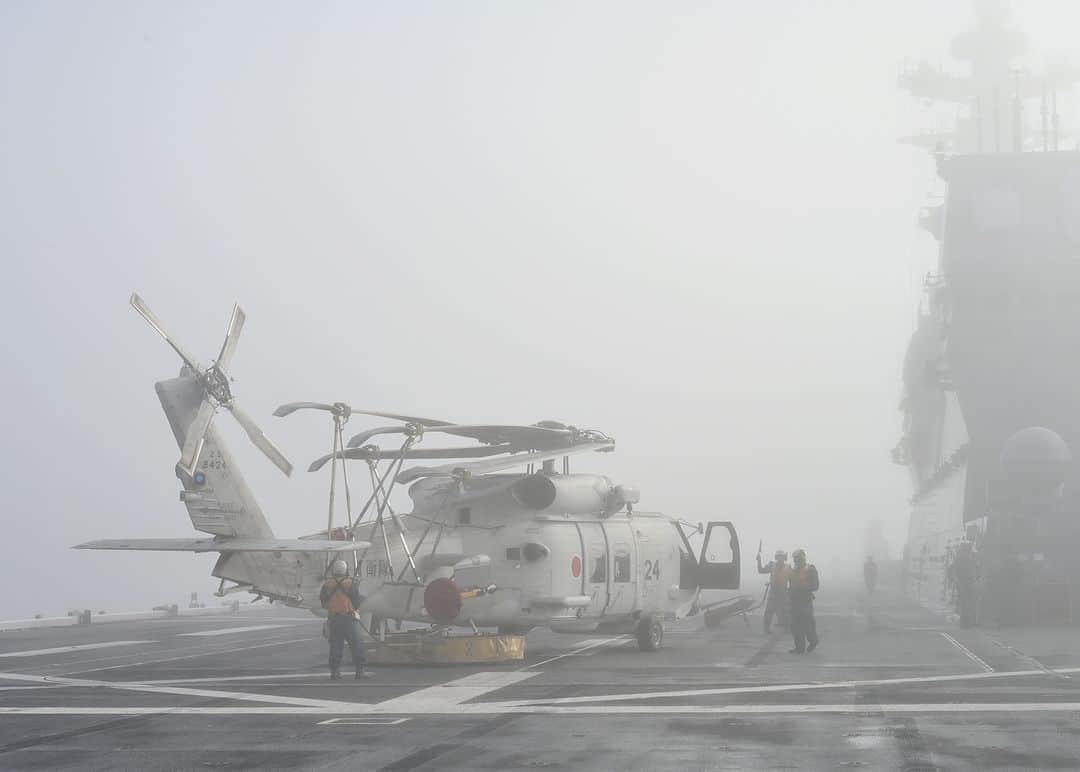 海上自衛隊さんのインスタグラム写真 - (海上自衛隊Instagram)「濃い霧が立ち込め、視界も不良な飛行甲板 こんな時ときこそ、チームワークを発揮！ 連携を取り安全に航空機を移動させます。  #ひゅうが #霧中航行 #SH60K #ヘリコプター #チームワーク」9月6日 8時30分 - jmsdf_pr