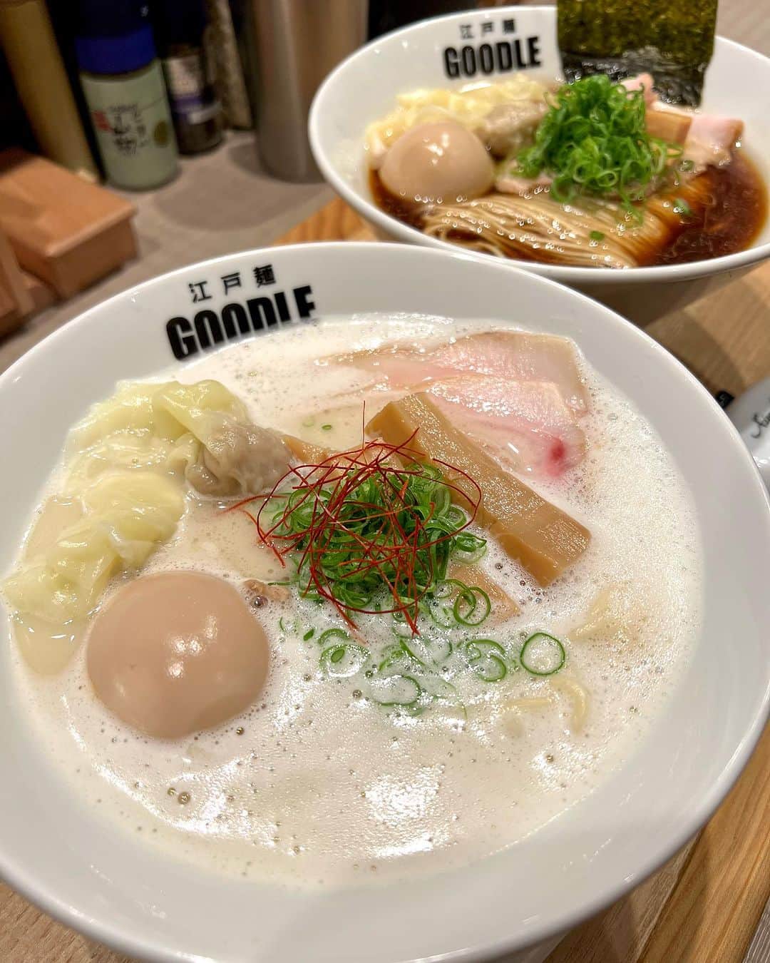 FukamizuYukina さんのインスタグラム写真 - (FukamizuYukina Instagram)「_ 麺活してきた🍜💗 ㅤㅤㅤㅤㅤㅤㅤㅤㅤㅤㅤㅤㅤ 📍 @goodle_takadanobaba  ㅤㅤㅤㅤㅤㅤㅤㅤㅤㅤㅤㅤㅤ ▪︎ 特製鶏醤油ラーメン🍁🍳🐓 丸どり、鶏ガラ、もみじを低温で 煮出したクリアなスープに、 キレのある醤油ダレを合わせた シンプルでありながらも奥深い一杯。 ぷるんぷるんの3種のチャーシュー、 味玉、豚雲呑の特製トッピングが豪華すぎた🍜✨ ㅤㅤㅤㅤㅤㅤㅤㅤㅤㅤㅤㅤㅤ ▪︎ 特製濃厚泡白湯ラーメン🪿🥔🫘 丸どり、鶏ガラ、もみじを10時間以上 煮出して作る濃厚白湯スープ、 ジャガイモや豆乳を合わせて クリーミーなポタージュの様に仕上げた、 圧倒的女性にも人気な鶏白湯ラーメン。 ぺたろが食べたのはこっち👈🏻✨ ㅤㅤㅤㅤㅤㅤㅤㅤㅤㅤㅤㅤㅤ クリーミーだけどくどくなくて ペロッと完食したよ😉😋🤤 ㅤㅤㅤㅤㅤㅤㅤㅤㅤㅤㅤㅤㅤ 店内もオシャレで綺麗だし 女性ひとりでも入りやすいほど！ 高田馬場駅から歩いてすぐだから 近くに行った際は是非🍜✨ ㅤㅤㅤㅤㅤㅤㅤㅤㅤㅤㅤㅤㅤ #鶏醤油ラーメン #鶏白湯ラーメン #高田馬場グルメ #高田馬場ランチ #高田馬場ディナー #高田馬場ラーメン #goodle #PR #麺活 #麺スタグラム」9月6日 8時30分 - peitaro72