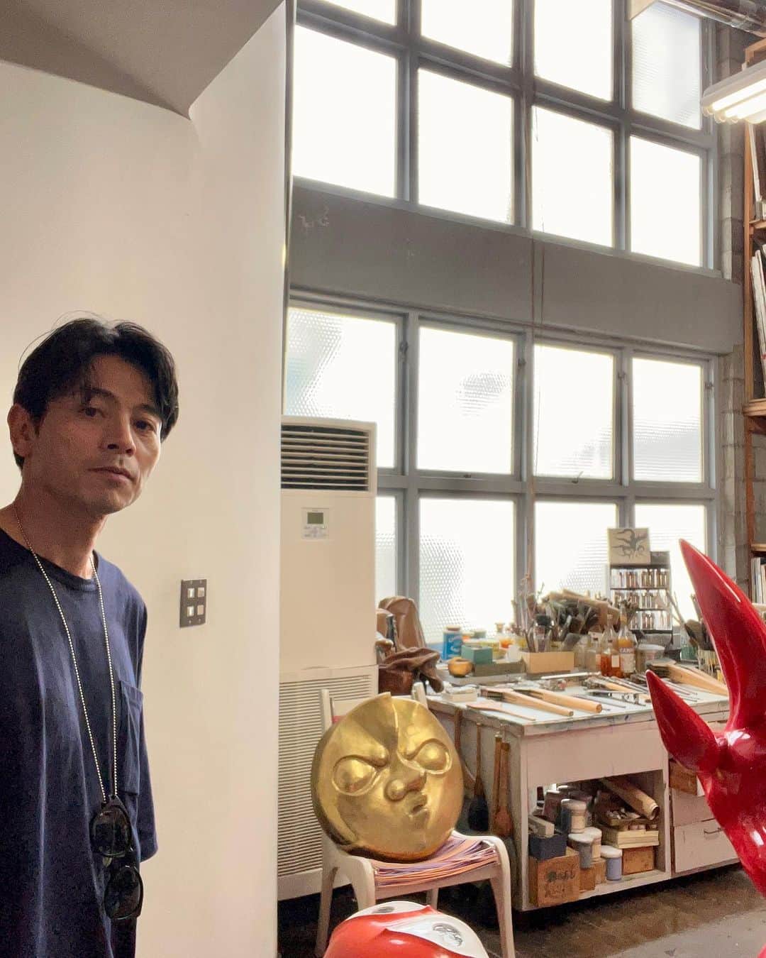 吉沢悠さんのインスタグラム写真 - (吉沢悠Instagram)「． 南青山〈岡本太郎記念館〉 大阪で「太陽の塔」を目の前で体感してから、この記念館にも行ってみたいと思ってました。  日本で「最初のテレフォンカード」は、岡本太郎氏のデザインだそうです。 （テレフォンカードを、知らない世代の方もいるかもしれませんね）  記念館には、数々の作品が展示されていて、見る人の五感を刺激します。  室内も、お庭に出ても、芸術作品がたくさん展示されているのですが、とても優しい気持ちにさせてくれる場所でした。  #岡本太郎 #岡本太郎記念館 #芸術は爆発だ  #minamiaoyama  #tarookamoto」9月6日 8時33分 - hisashi_yoshizawa