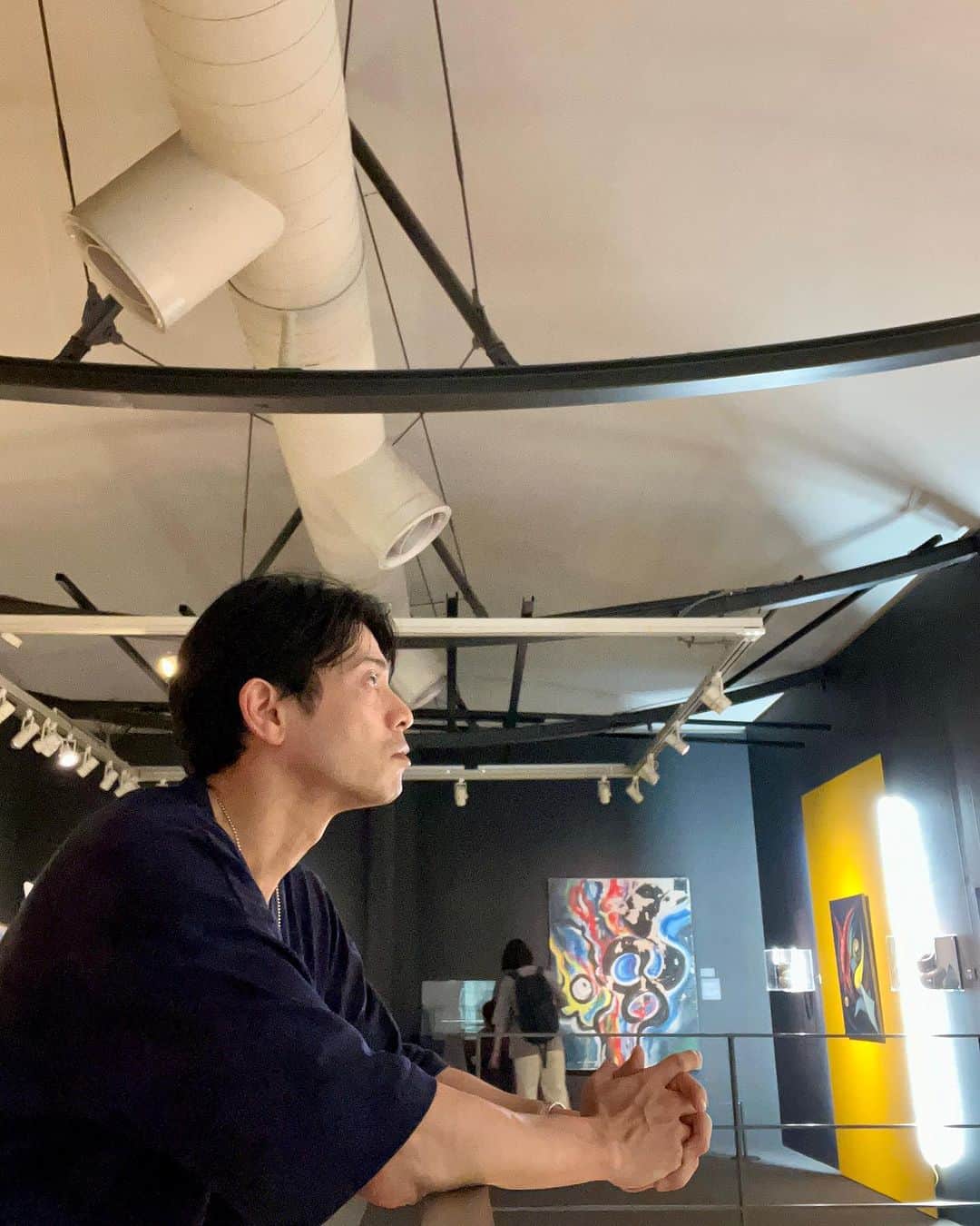 吉沢悠さんのインスタグラム写真 - (吉沢悠Instagram)「． 南青山〈岡本太郎記念館〉 大阪で「太陽の塔」を目の前で体感してから、この記念館にも行ってみたいと思ってました。  日本で「最初のテレフォンカード」は、岡本太郎氏のデザインだそうです。 （テレフォンカードを、知らない世代の方もいるかもしれませんね）  記念館には、数々の作品が展示されていて、見る人の五感を刺激します。  室内も、お庭に出ても、芸術作品がたくさん展示されているのですが、とても優しい気持ちにさせてくれる場所でした。  #岡本太郎 #岡本太郎記念館 #芸術は爆発だ  #minamiaoyama  #tarookamoto」9月6日 8時33分 - hisashi_yoshizawa