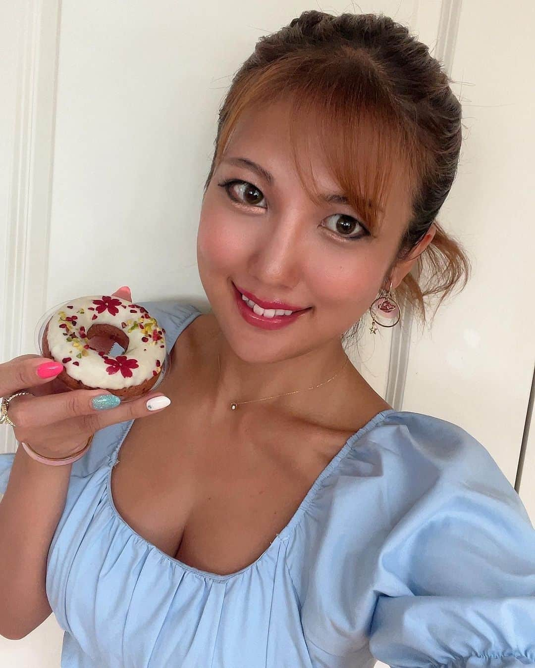 神谷麻美さんのインスタグラム写真 - (神谷麻美Instagram)「可愛すぎる#ダフィン だよ💖‪🥰🍩🌸💖✨️ しっとりもっち美味しすぎるっ💖‪🍩☺️🌸💖✨️  ダフィンとは、ドーナツとマフィンのいいとこ取りしたハイブリッドスイーツだよ🧁💖✨️   #エディブルフラワー を使ってて、花言葉にちなんだ商品名を付いててるから、素敵すぎる💖✨️  💐希望の光 マンゴー&パッション味 💐心をひとつに ジャスミン&ダブルベリー味 💐変わらぬ美しさ チョコバナナ味  素敵っ🥰💖✨️  可愛いし、美味しいし、 五感で楽しめて、幸せを感じるスイーツだぁ💖🧚‍♂️✨️🌼✨️  @carpedium_az  #CARPEDIUM #PR #DUFFIN  #エディブルフラワースイーツ #焼菓子ギフト #ギフトスイーツ #食べられるお花」9月6日 8時44分 - asamice428