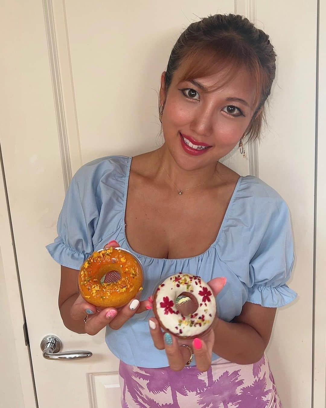 神谷麻美さんのインスタグラム写真 - (神谷麻美Instagram)「可愛すぎる#ダフィン だよ💖‪🥰🍩🌸💖✨️ しっとりもっち美味しすぎるっ💖‪🍩☺️🌸💖✨️  ダフィンとは、ドーナツとマフィンのいいとこ取りしたハイブリッドスイーツだよ🧁💖✨️   #エディブルフラワー を使ってて、花言葉にちなんだ商品名を付いててるから、素敵すぎる💖✨️  💐希望の光 マンゴー&パッション味 💐心をひとつに ジャスミン&ダブルベリー味 💐変わらぬ美しさ チョコバナナ味  素敵っ🥰💖✨️  可愛いし、美味しいし、 五感で楽しめて、幸せを感じるスイーツだぁ💖🧚‍♂️✨️🌼✨️  @carpedium_az  #CARPEDIUM #PR #DUFFIN  #エディブルフラワースイーツ #焼菓子ギフト #ギフトスイーツ #食べられるお花」9月6日 8時44分 - asamice428