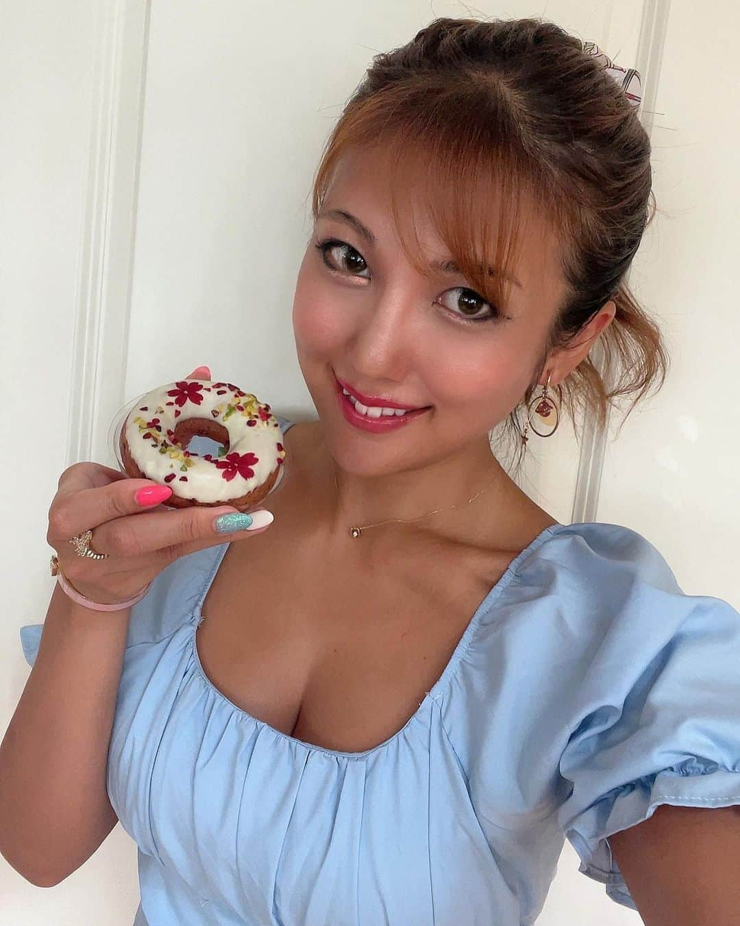 神谷麻美さんのインスタグラム写真 - (神谷麻美Instagram)「可愛すぎる#ダフィン だよ💖‪🥰🍩🌸💖✨️ しっとりもっち美味しすぎるっ💖‪🍩☺️🌸💖✨️  ダフィンとは、ドーナツとマフィンのいいとこ取りしたハイブリッドスイーツだよ🧁💖✨️   #エディブルフラワー を使ってて、花言葉にちなんだ商品名を付いててるから、素敵すぎる💖✨️  💐希望の光 マンゴー&パッション味 💐心をひとつに ジャスミン&ダブルベリー味 💐変わらぬ美しさ チョコバナナ味  素敵っ🥰💖✨️  可愛いし、美味しいし、 五感で楽しめて、幸せを感じるスイーツだぁ💖🧚‍♂️✨️🌼✨️  @carpedium_az  #CARPEDIUM #PR #DUFFIN  #エディブルフラワースイーツ #焼菓子ギフト #ギフトスイーツ #食べられるお花」9月6日 8時44分 - asamice428