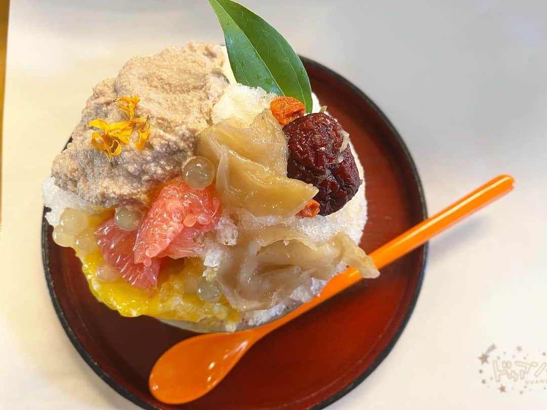 原田麻子のインスタグラム：「胡桃汁粉 ヨンジーガムロ りんごと白きくらげ  こちらも大好きな組み合わせ。 何度かいただいてるしろきくらげのデザートは香港ではよく使われる食材。コリコリの食感に、たくさんのスパイスが入ってクラフトコーラみたいな味がおもしろい。  ヨンジーガムロは今回が初めてかな、マンゴー、ココナッツタピオカ、柑橘の糖水をシロップに。 タピオカ好きだから嬉しい笑  今回も店主さんの世界観たっぷりで、どこにもない美味しいかき氷の世界を楽しめました。  #かき氷#かき氷🍧#おやつ#ごはん#sweets#shaveice#東京かき氷」