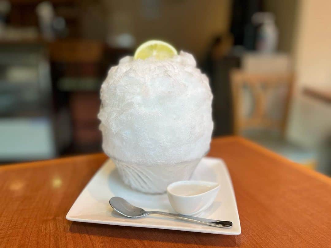 原田麻子さんのインスタグラム写真 - (原田麻子Instagram)「フレッシュミントモヒート風  ラストだよーと言われたらね… 変えます。笑  大好きなこちら、今年はたくさん食べられて満足！また来年❣️  #かき氷#かき氷🍧#おやつ#ごはん#sweets#shaveice#東京かき氷」9月6日 8時47分 - achakoko