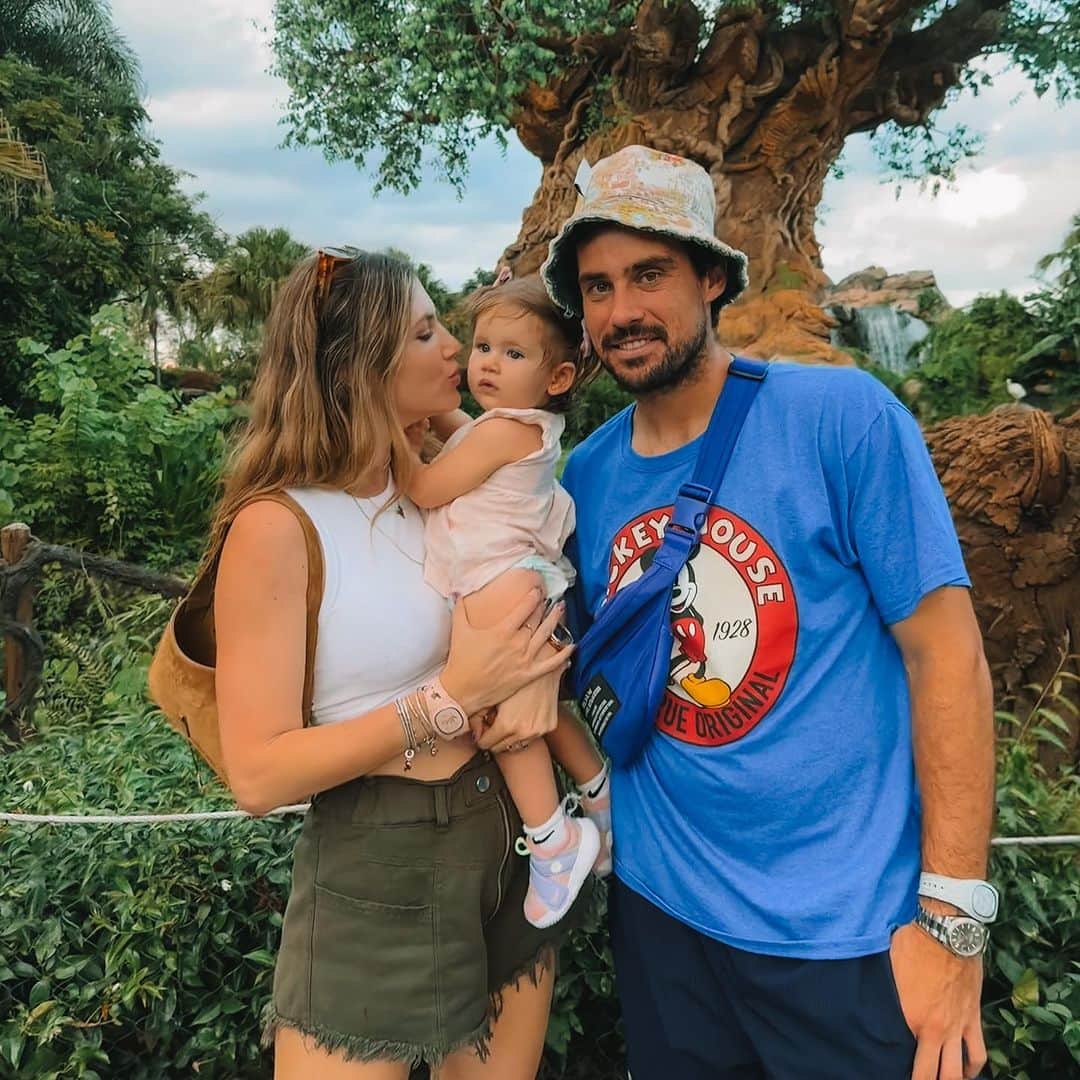 ギド・ページャさんのインスタグラム写真 - (ギド・ページャInstagram)「La familia volvió a Disney😍😍😍♥️ los amo tanto!!!! ♥️♥️♥️♥️」9月6日 8時49分 - guido_pella