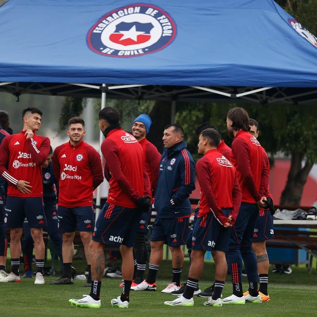 ガリー・メデルさんのインスタグラム写真 - (ガリー・メデルInstagram)「Modo sele 🇨🇱❤️💪🏼 Todos juntos por nuestro sueño 🙏🏼 @parrazagal 📷   #selecciondechile  #GM17」9月6日 8時51分 - gary_medel17