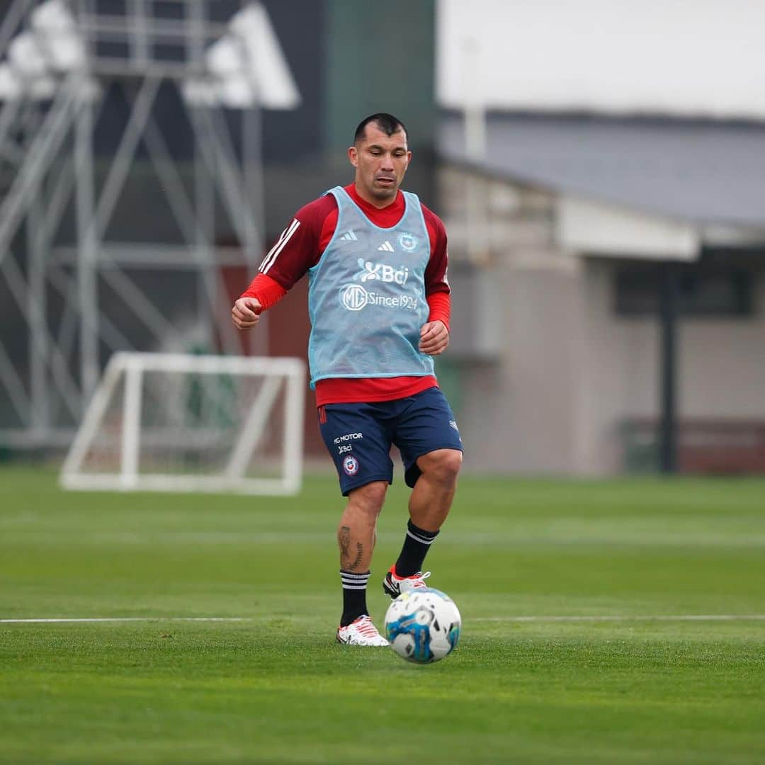 ガリー・メデルさんのインスタグラム写真 - (ガリー・メデルInstagram)「Modo sele 🇨🇱❤️💪🏼 Todos juntos por nuestro sueño 🙏🏼 @parrazagal 📷   #selecciondechile  #GM17」9月6日 8時51分 - gary_medel17