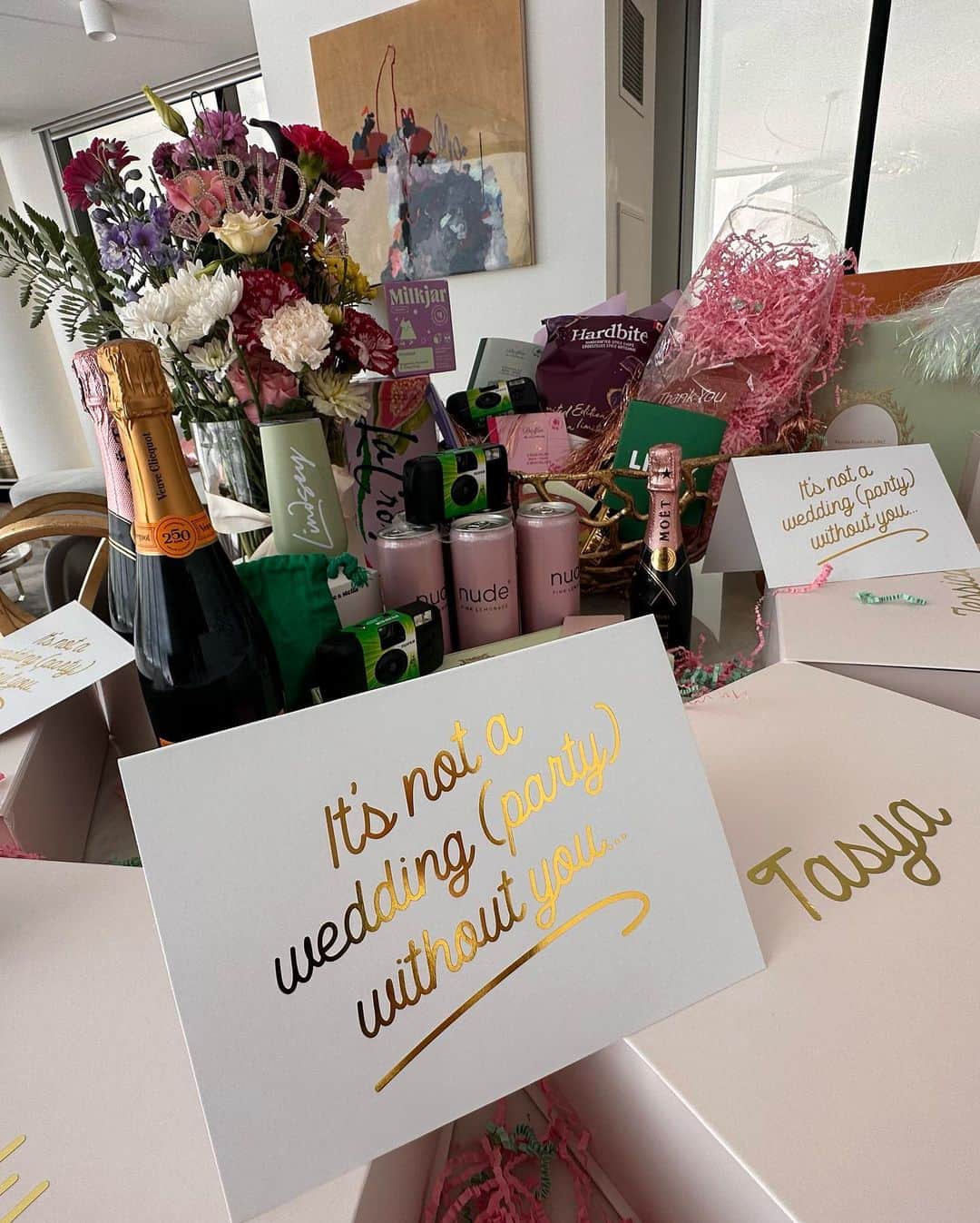 リンジー・モーガンのインスタグラム：「Proposing to my gals @jwmarriottvan 🥹 with @birdygrey」