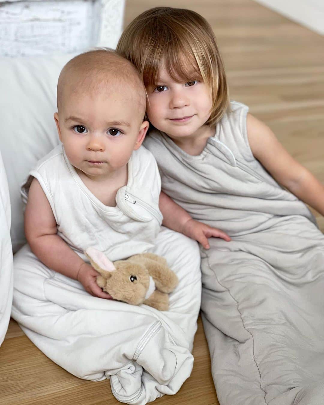 コレット・カーのインスタグラム：「Instagram Vs reality —-> swipe to see how it started 🤪🤣👌 so much of parenting is validating emotions and co-processing them out loud “you don’t like that your little brother is touching your face. Oooh that sounds so hard” you’d be shocked at how quickly she says “yeah!” feels understood and then moves on. Funny thing is as adults we want the same thing, it doesn’t change. Sometimes it feels like I have completely run out of patience, not a drop left, especially when I get little to no sleep, but luckily patience is a fruit of the spirit and I know where to go to get more 🙏 #coffee no I’m just kidding, #Jesus. Today I woke up so far away from gratitude I had to reset and I am so glad I did. #gratitude Feeling uplifted and held #thankyouGod #parentingishard #wecandohardthings #gratefulforitall」