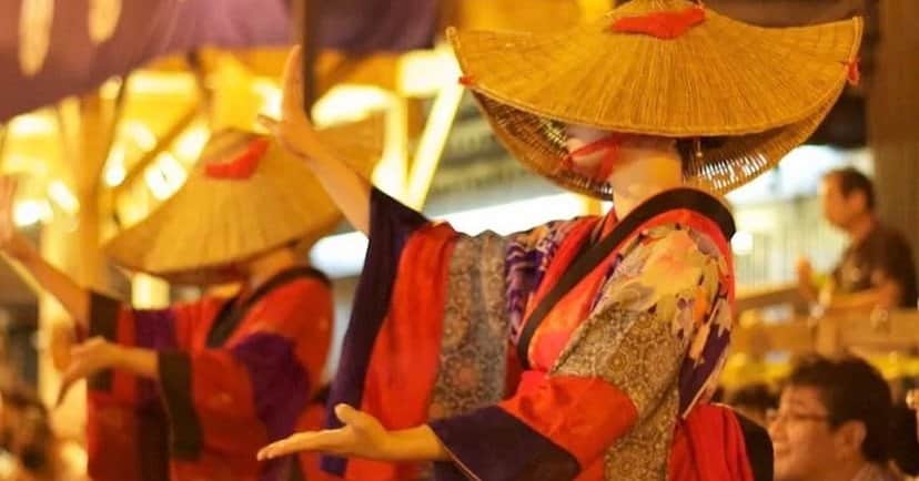 山本寛斎さんのインスタグラム写真 - (山本寛斎Instagram)「WWD JAPAN WEBで連載中の高谷健太 @i_am_kenchang のコラム第13回が公開されました。  「カンサイ ヤマモト（KANSAI YAMAMOTO）」は、日本の伝統美に焦点を当てながら時代や性別を超えた人間の美しさをブランド哲学として表現しています。例えば祭りの装束やその優美な身のこなし、人々の熱気からも多くのインスピレーションを得てきました。今回のコラムでは、寛斎もこよなく愛した秋田の盆踊りと、その衣装の歴史をご紹介しています。 ぜひご拝読下さい！  ＊＊＊＊＊＊＊＊＊＊＊＊＊＊＊＊＊＊＊＊＊＊ 連載 “ときめき、ニッポン。”  第13回　秋田・西馬音内盆踊りと衣装の“端縫い”  https://www.wwdjapan.com/articles/1620053  ＊＊＊＊＊＊＊＊＊＊＊＊＊＊＊＊＊＊＊＊＊＊  #秋田 #西馬音内 #盆踊り #祭り #まつり #藍染め #端縫い #藍染浴衣 #伝統文化 #技術 #ファッション #wwd #wwdjapan #kansaiyamamoto」9月6日 9時03分 - kansai_yamamoto_official