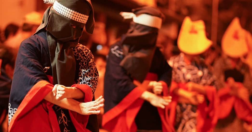 山本寛斎さんのインスタグラム写真 - (山本寛斎Instagram)「WWD JAPAN WEBで連載中の高谷健太 @i_am_kenchang のコラム第13回が公開されました。  「カンサイ ヤマモト（KANSAI YAMAMOTO）」は、日本の伝統美に焦点を当てながら時代や性別を超えた人間の美しさをブランド哲学として表現しています。例えば祭りの装束やその優美な身のこなし、人々の熱気からも多くのインスピレーションを得てきました。今回のコラムでは、寛斎もこよなく愛した秋田の盆踊りと、その衣装の歴史をご紹介しています。 ぜひご拝読下さい！  ＊＊＊＊＊＊＊＊＊＊＊＊＊＊＊＊＊＊＊＊＊＊ 連載 “ときめき、ニッポン。”  第13回　秋田・西馬音内盆踊りと衣装の“端縫い”  https://www.wwdjapan.com/articles/1620053  ＊＊＊＊＊＊＊＊＊＊＊＊＊＊＊＊＊＊＊＊＊＊  #秋田 #西馬音内 #盆踊り #祭り #まつり #藍染め #端縫い #藍染浴衣 #伝統文化 #技術 #ファッション #wwd #wwdjapan #kansaiyamamoto」9月6日 9時03分 - kansai_yamamoto_official
