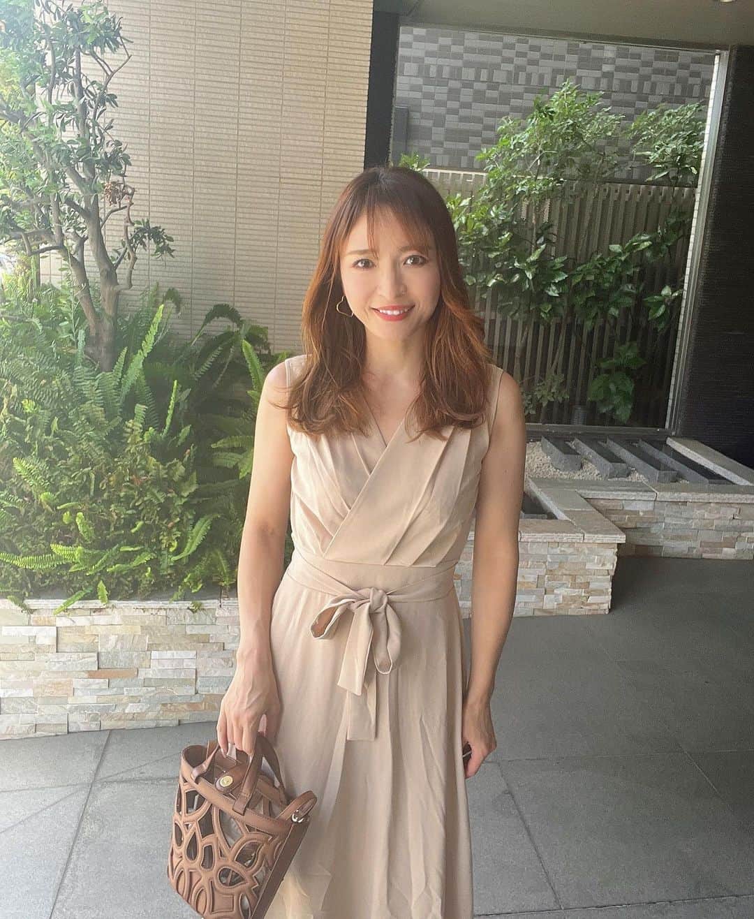 AriizumiEmaのインスタグラム：「先日のコーディネート。 ワンピースは、先日のブラックの色違いです^ ^ ベージュやグレーがやっぱり大好き^ ^  #dress  @dholic #bag @zara #サンダル　@zara  ☑️ワンピースは楽天ルームに載せています。 ストーリーに楽天ルームのリンクを貼りました💕  ・ #fashion#ootd#codinate#instafashion #コーディネート#アラフォー#アラサー#アラフィフ #大人コーデ #お仕事コーデ  #大人ファッション #大人可愛い #韓国ファッション#綺麗めコーデ#きれいめコーデ#カチューシャ#プチプラコーデ#50歳コーデ#zara#zaraコーデ」