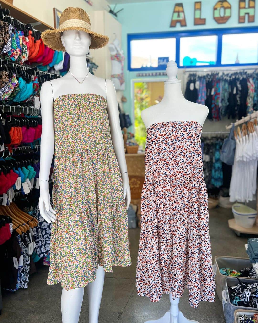 Pualani Hawaii Beachwearさんのインスタグラム写真 - (Pualani Hawaii BeachwearInstagram)「2Way 花柄スカート入荷しています💐 お値段は、セール価格でなんと$20   スカートですが、胸まであげればワンピースにもなります🌺  サイズはS〜XLまであります。 気になる方はDMください😉  #hawaii#oahu#hawaiivacation #bikini#pualanihawaii #swimwear #monsarrat #onepiece #summerdress #ハワイ#ハワイ旅行 #モンサラット#プアラニハワイ #水着#ビキニ#サマードレス#ワンピース#ビーチカバー#ハワイ観光#ハワイ情報#ワンピース」9月6日 8時59分 - pualani_monsarrat