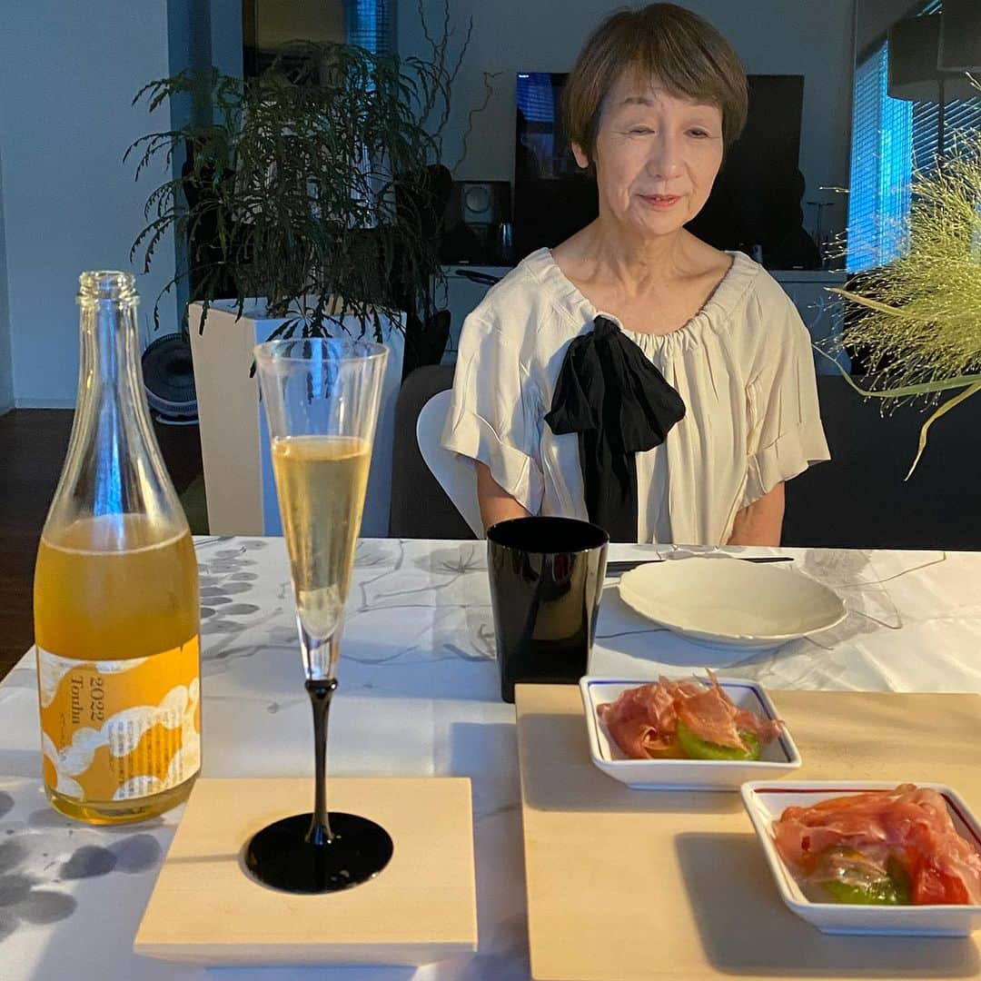 山本侑貴子さんのインスタグラム写真 - (山本侑貴子Instagram)「備忘録として  拙宅にて ワイン飲みながら（笑） 仕事の打ち合わせ✨  広島(三原)  瀬戸内醸造所 @setouchijozojo   「Touha」  品種　サンセミヨン  笛吹×グロセミヨンをかけあわせた 日本の新品種です  色も黄金色でとっても綺麗✨  家庭画報４月号でご紹介したワイナリー✨✨  @yukiko.diningandstyle でも以前ご紹介しました！  前菜二品と合わせました！  ●ブロッコリーとオリーブ ●生ハムとフルーツ  アペリティフとしてもピッタリです✨  ワイナリー情報 https://setouchijozojo.jp  #ワインに合う料理  #ワインに合うレシピ #超簡単レシピ  #wineandfood #wineandfoodpairing  #ワインと料理  #wine #ワイン好き #ワイン大好き #ワインのある暮らし #ワインのある日常 #ワインスタグラム #お酒 #お酒大好き #山本侑貴子  #おうちごはん  #おうちごはんlover  #おうちワイン」9月6日 9時00分 - yukiko.diningandstyle.wine