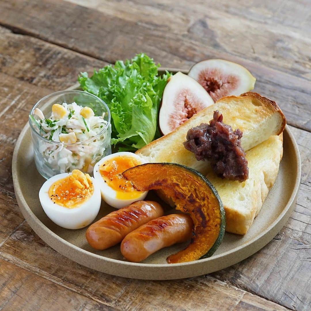 hirokoさんのインスタグラム写真 - (hirokoInstagram)「🌱2023.9.6（水）☁️ ✽.｡.:*・ﾟ #いつもの朝ごはん ⁡ 安定の美味しさ#あんバタートースト バターはパンに塗っておくスタイルが好き ⁡ 朝から千切りキャベツの山 #コールスローサラダ 大量生産ヤバッ💦 ⁡ menu📝 ▪︎ あんバター ▪︎ 茹でたまご ▪︎ シャウエッセン･かぼちゃのグリル ▪︎ コールスローサラダ ▪︎ イチジク ▪︎ マイフローラ ⁡ ⁡ 💁‍♀️マイフローアンバサダーが紹介 ＼ 1日1杯（100ml）でお腹スッキリ ／ ⁡ 1杯で強い植物乳酸菌 1,000億 植物乳酸菌の95%が生きたまま腸にとどく 野村乳業ｻﾝの『 MY FLORA 』 1日100ml飲むだけ！ これが毎日続けられる理由かな... ⁡ ボトルに100mlメモリ付きだから グラスに注ぐのも簡単🥃 ⁡ 腸活気になる方お試しあれ〜 💁‍♀️······▸ @nomura_milk  ハイライト（マイフローラ）から🔗へ･･･✈︎ ⁡ ⁡ ⁡ ........The end 🍴☕️ #マイフローラ #myflora #野村乳業 #腸活 #hiroponの朝ごはん #hiroponのワンプレートごはん #朝ごはん #朝ごパン #朝時間 #モーニングプレート #ワンプレート朝ごはん #ブレックファースト #パンのある暮らし #パン大好き #おうちごはん #おうちごはん通信 #おうちごはんLover #おうち時間  #フーディーテーブル #マカロニメイト #バランスの良い食事 #locari_kitche #snapdish #macaroni #lin_stagrammer ・」9月6日 9時02分 - hiropon0201