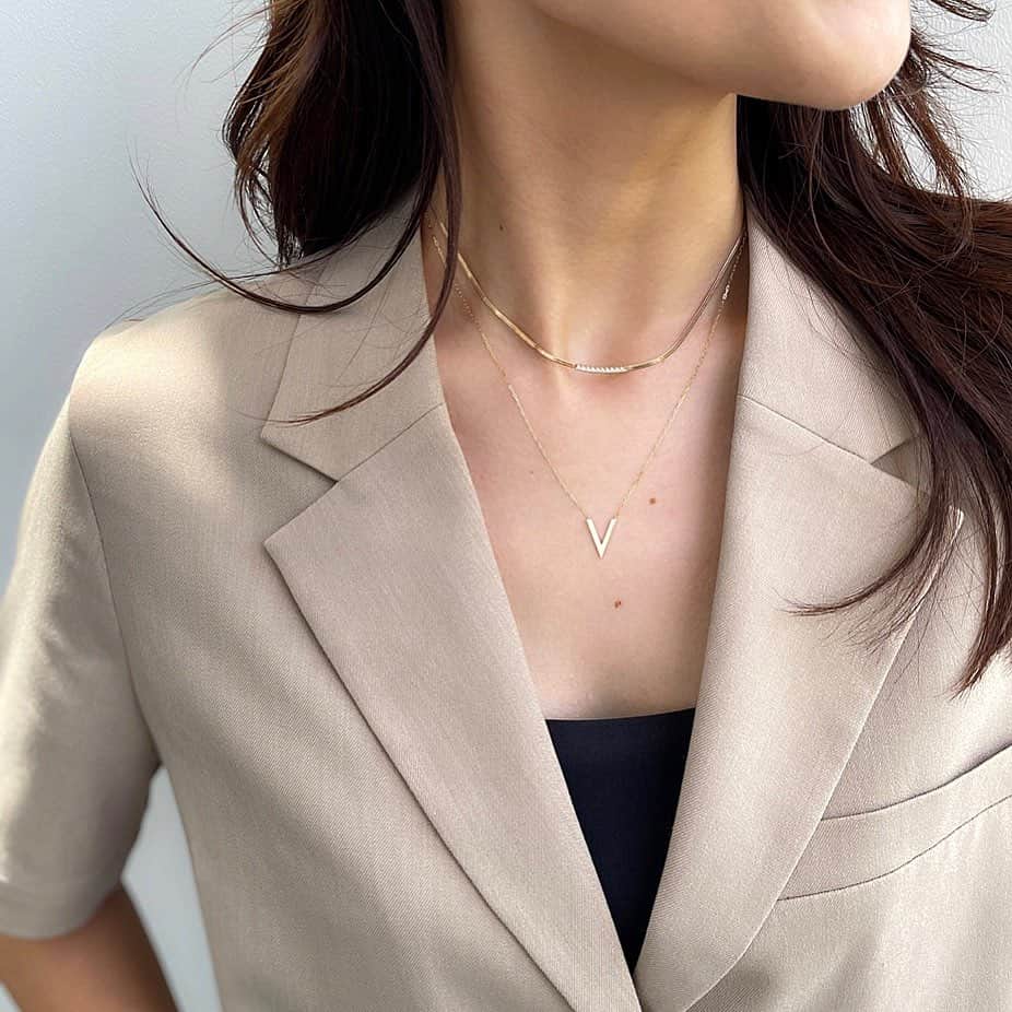 のインスタグラム：「【JEWELRY COORDINATE】 トレンドのV字ネックレスは、シャープなラインで描く深めのVがポイント。 ダイヤモンドが煌めくオリジナルのヘリンボーンチェインとレイヤードして旬のスタイリングを楽しんで。  #starjewelry #スタージュエリー #necklace #ネックレス #diamond #ダイヤモンド #ヘリンボーン #チェーンネックレス #jewelry」
