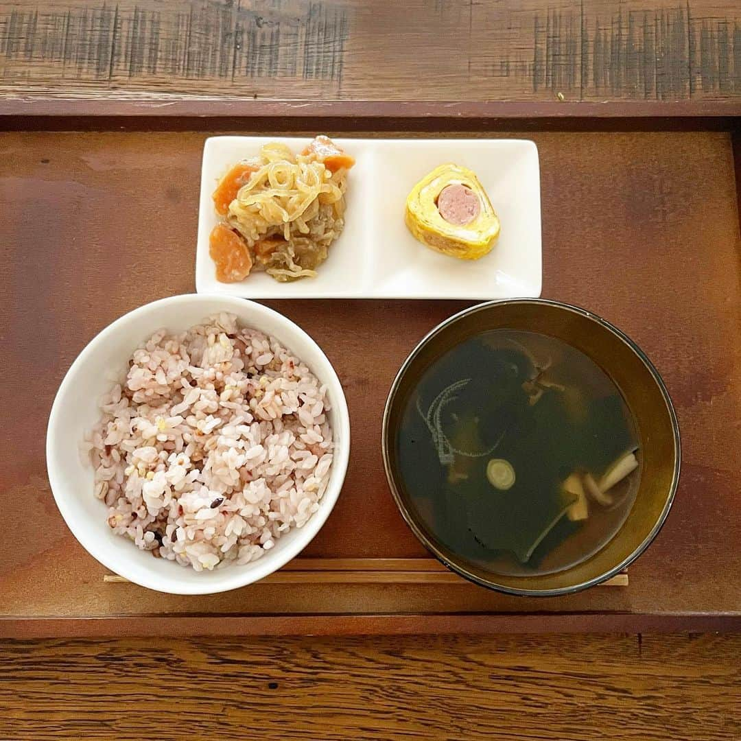 金子あきこさんのインスタグラム写真 - (金子あきこInstagram)「リアル朝ごはん 朝はほとんど、残り物を食べますー 主婦あるあるですねw 雑穀ごはんはわたし用です♡ #雑穀ごはん#マイ穀#究極の雑穀 #肉じゃが　いつかの残り物だから肉ないw #ウインナー入り卵焼き  #すまし汁 ・ #朝ごはん#リアル朝ごはん#咀嚼#腸活#美容#健康#腸筋#腸菌#ダイエット#40代#50代#アラフィフ#綺麗に歳を重ねる#食#運動#睡眠#管理栄養士#節約美容料理研究家#料理家#船橋#千葉」9月6日 9時07分 - akiko.7878