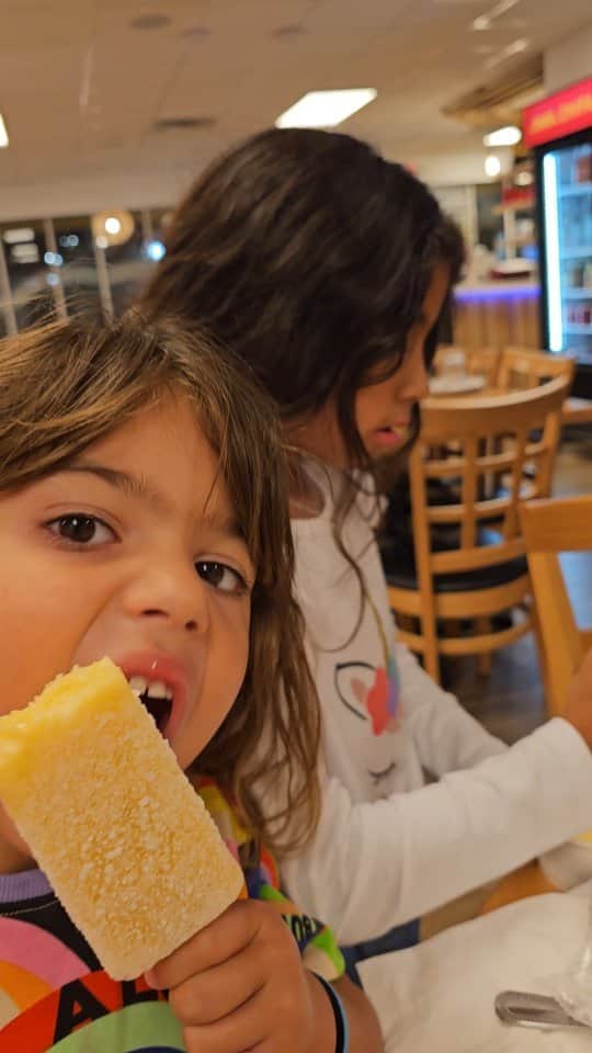 のインスタグラム：「Por favor que alguien me explique 🤣 estas niñas son un show. Escuchen el análisis de Isabella al final y Alaia robando cámara 🤦🏻 mi pregunta fue: Que fruta les gusta más, Passion Fruit, Maracucya o Parchita 🤣  Vinimos a conocer @chifadukang y me arrepiento de no haber venido antes, que buenazo esta 👏🔥」